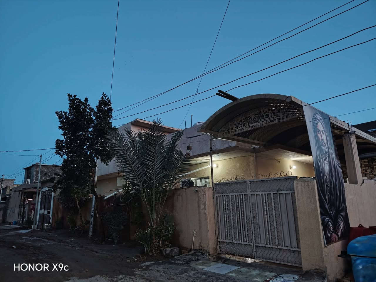 اسلام عليكم الدار للبيع ٣ غرف مساحتة ٢٢٠ اتصال بالرقم ***********
