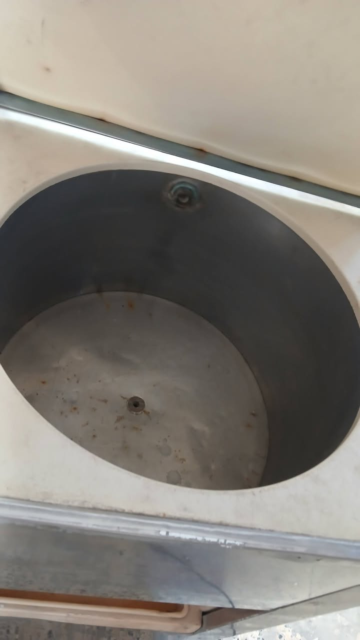 العارضه ١٠٠ شغاله شرط الشغل 
البراد كويتي ٢٠٠
مكينه ١٥٠ والشراي استاهل وياه
***********
