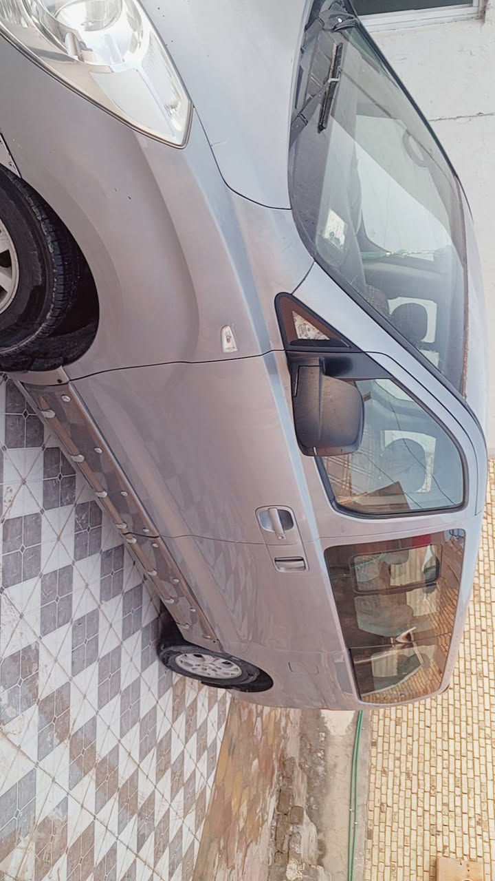 ستاركس موديل 2014 رقم بصره الماني بسمي  سنويه 2027 خطها  ذي قار كربلاء بيه جاملغ امامي جهه السيايق من كوريا سعره 205 وبيه مجال  الاتصال على *********** اصل مسكر مكينه سورنتو كير مجول
