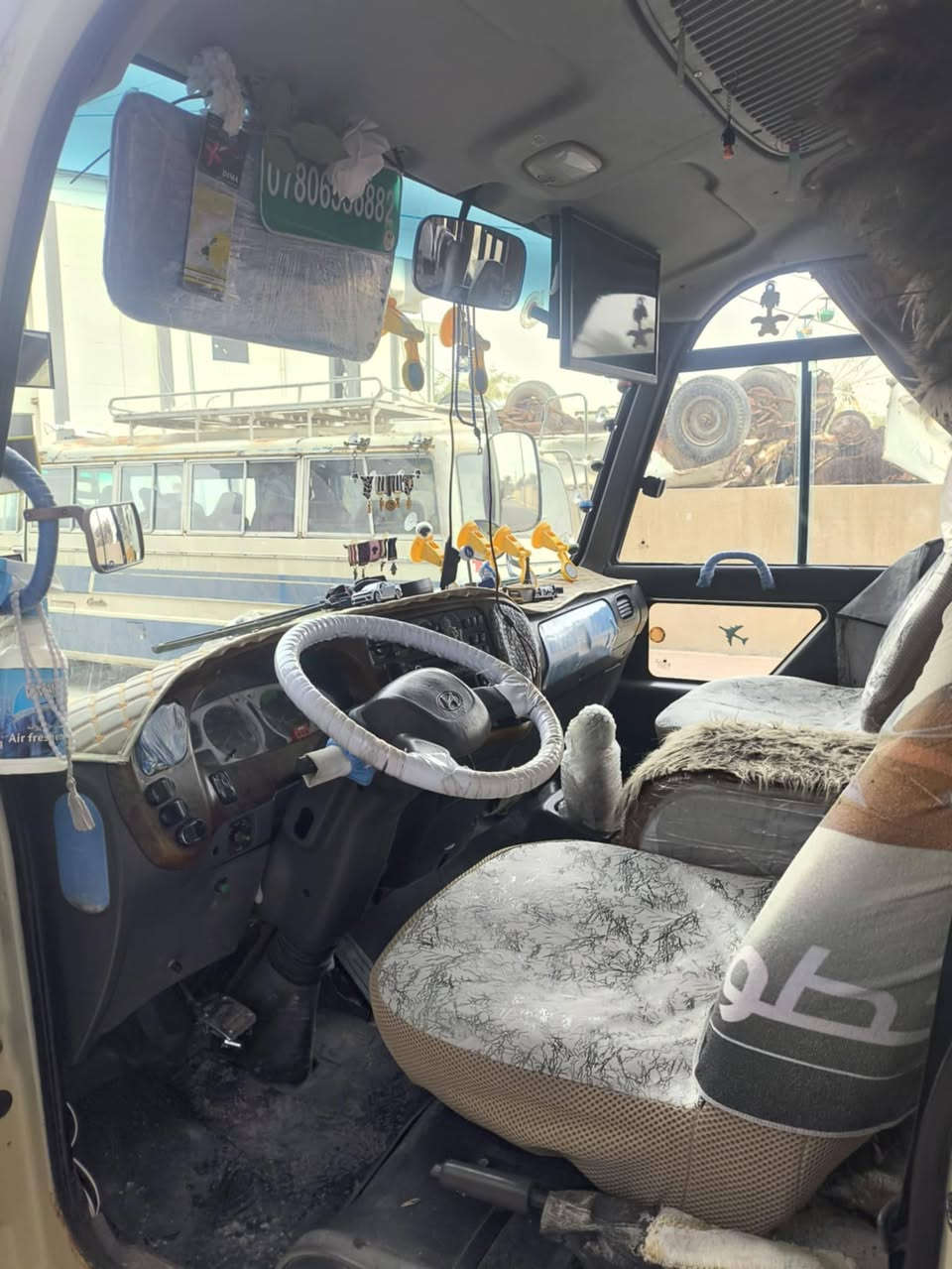 السلام عليكم كوستر هونداي 25 راكب للبيع موديل 20004 كير مكينه كاز بلادي اكسن داخل كله بشرط كهربائيات كله شقاله تحويل ثاني يوم رقم نكليزي انبار هزه جديده شرط التحويل مكان السياره الرمادي السعر 125 وبيه مجال حك الجيه الاستفسار عل رقم ***********
