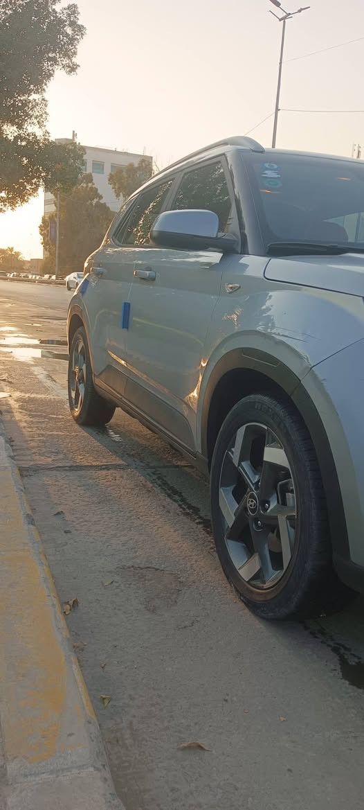 هونداى فينو موديل2022 اوتماتيك رقم بغداد السعر 120$ وارد أمريكي بيه بس دعاميه صبغ  من امريكا فليل  يعني  بس قليل جدا(***********)
 مكان السياره بغداد السيديه سياره ماشيه 54.  فتحه بيه مواصفات حلوه سياره نضيفه
