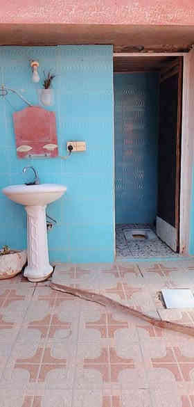 سلام عليكم بيت مساحته 125 طابو صرف 
المكان حله ابو غرق حي الحسين قرب مدرسه حسن شحاته
البيت يتكون من تلث غراف طابقين كامل مأءكهرباء تبليط بلباب 
السعر 125 وبي مجال بسيط 
***********
