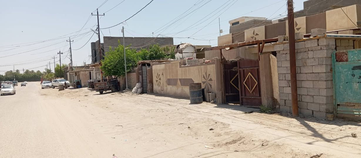 السلام عليكم ورحمه الله وبركاته للبيع بيت مساحه 260متر طابقين طابو صرف في شارع عشرين بالقرب من مدرسه الفجر الصادق مع العلم يوجد محل أيضا في ضمن واجهه البيت  للاتصال والاستفسار يرجى الاتصال على الرقم التالي ***********
