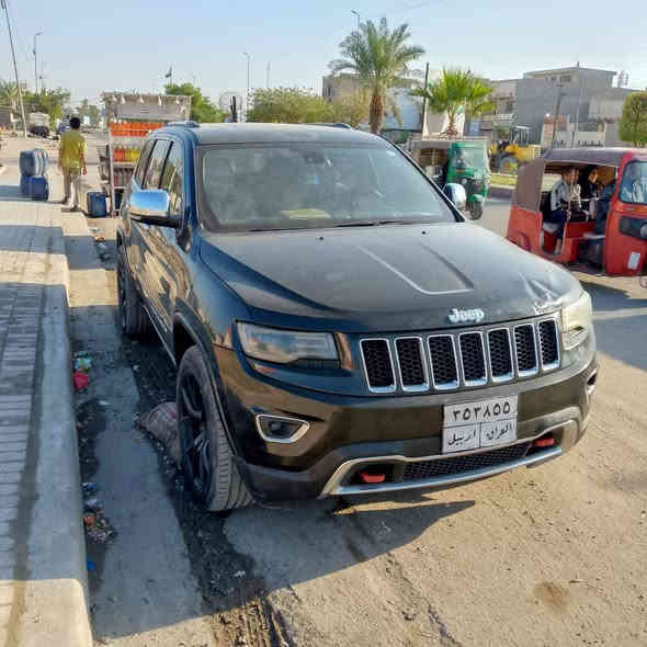 جيب سومنت  موديل ٢٠١٤
 تخم تاير جديد جواها و رقمه اربيل مواصفاتها كالاتي :

🔸كشنات جلد اصلي بيجي .
🔸 جكات.
🔸دبل كزوز.
🔸لايتات زنون.
🔸٣ تحكم ستيرن.
🔸دركة الستيرن جلد خياط.
🔸شفتات سرعة.
🔸كير طيارة ٨ نمر .
🔸خمسة ويل كب وحجمه ١٨ الاصلي مالتها.
🔸ماوس باربع اوضاع متعدد الانظمة (ثلجي و طيني و صخري و رملي).                                                                 
🔸فتحة بانوراما.
🔸شاشة جبيرة اصلية بالوسط.  
🔸حساسات امامي وخلفي.
🔸كاميرا دوارة خلفية.
🔸كرسيين كهرباء بثلاث اوضاع مع تدليك.
🔸يدات الابواب كروم.
🔸مري شفط نيكل السيارة الاصلي.
🔸مري قلابة عند الرجوع الى الخلف.
🔸
🔸كراسي تدفئة و تبريد.
🔸داخل صاج الابواب والدشبول.
🔸ميموري خزن للكراسي الامامية.
🔸نظام ايكو و نظام انزلاق دكم.
🔸الصندوق الخلفي كهربائي.
🔸بردة خلفية.
🔸بصمتين السيارة.
🔸فور ويل.
🔸دمام خلفي.
🔸مراية عاكسة للضوء الجانبي و الوسطي.
🔸هوك امامي و خلفي.
🔸محرك 8 سلندر هيمي
🔸ستيرن كهرباء.
🔸

و طبعا بيها هواية مواصفات و معروفة مواصفات جيب لمتد لدى الكل و اي استفسار اني حاضر على
*********** بغداد البلديات
