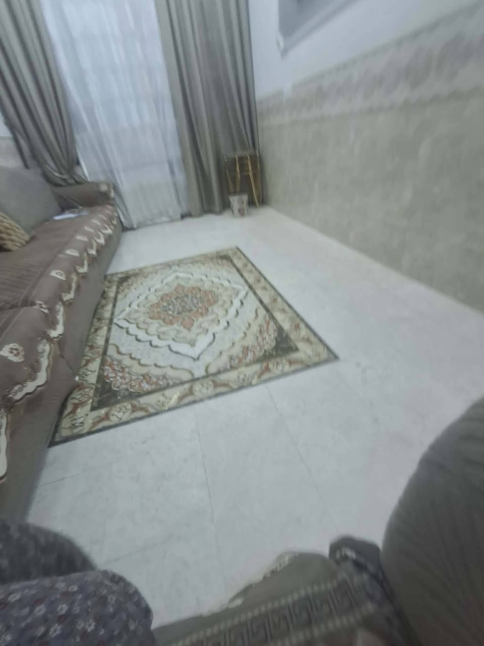 سلام عليكم يوجد بيت 75 متر يحتوي على صاله حوالي زاد مطبخ زاد غرف نوم الطابق الثاني يحتوي غرف النوم زاد حمام وسطح قرب معمل الغاز الاتصال ع الرقم 
***********
