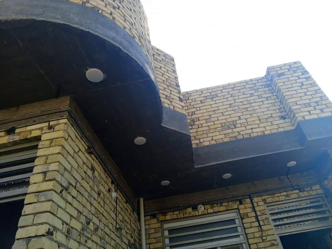 بسبب الوعود الكاذبه وعدم المصداقية....قمت بأعادة المنشور 
يوجد بيت للبيع مساحة 200 متر طابق واحد مسلح كونكريت سقف وأساس شغل درجه اولى يتكون من غرفتين وصاله ومطبخ حار وبارد وأستقبال وصحيات داخليه وخارجيه بيبان حديد تسكام درجه أولى شبابيك المنيوم b..b.c  السعر الكلي 135 مليون مطلوب أسكان 44 التسديد الشهري 221 ألف دينار الإتصال على الرقم ***********

ملاحظه //أخوان الشراي  إله خيارين
الخيار الأول //الأسكان يريده يبقى وراه  لازم يبدل الكفيل والمقترض ويداور بأسمه ماكو مشكله أخوان لحد يكلي يبقى الكفيل نفسه اليشتري لازم يجيب كفيل 

والخيار الثاني //إذا تريد البيت (حر) مامطلوب هم ميخالف ينطيني سعر البيت كامل وأجيبله سند بيت طابو صرف مامحجوز وأهلاً وسهلآ بالشراي بيت ومرتب ونظيف والصور دليل على ذلك 

العنوان عفك /حي أور الثاني خلف بيت أنور أبو المطعم ابو شهد مجاور سيد سلمان أبو حيه
