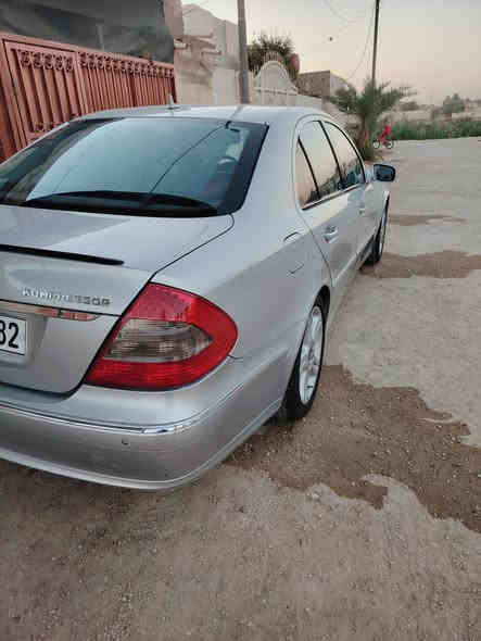 السلام عليكم 
‏Mercedes - Benz E 200
(موديل 2008) لون سلفر
اڤنكارد 
وارد يابان 
مكينة 4 سلندر سنكل تيربو 
تو ويل 
المواصفات : 
داخل جلد ومخمل اسود 
رادار امامي خلفي 
لايت زنون 
سلايد روف
سستم صوت كلش حلو وواضح بيها 
كراسي امامي تحكم كهرباء 
تدفئة كشنات 
قطعتين تبريد 
تبريد الامامي منفصل 
فول تحكم ستيرن 
شاشة اعطال 
وبعد بيها هواية مواصفات معروفه
ماشية ٢٥٨ الف كيلو 
سياره بلادية ومابيها اي نقص 
تخم تاير وباتري جديد   عبوتين فيت بمب
رقم شمالي بأسمي
السعر ١٢٥
***********
