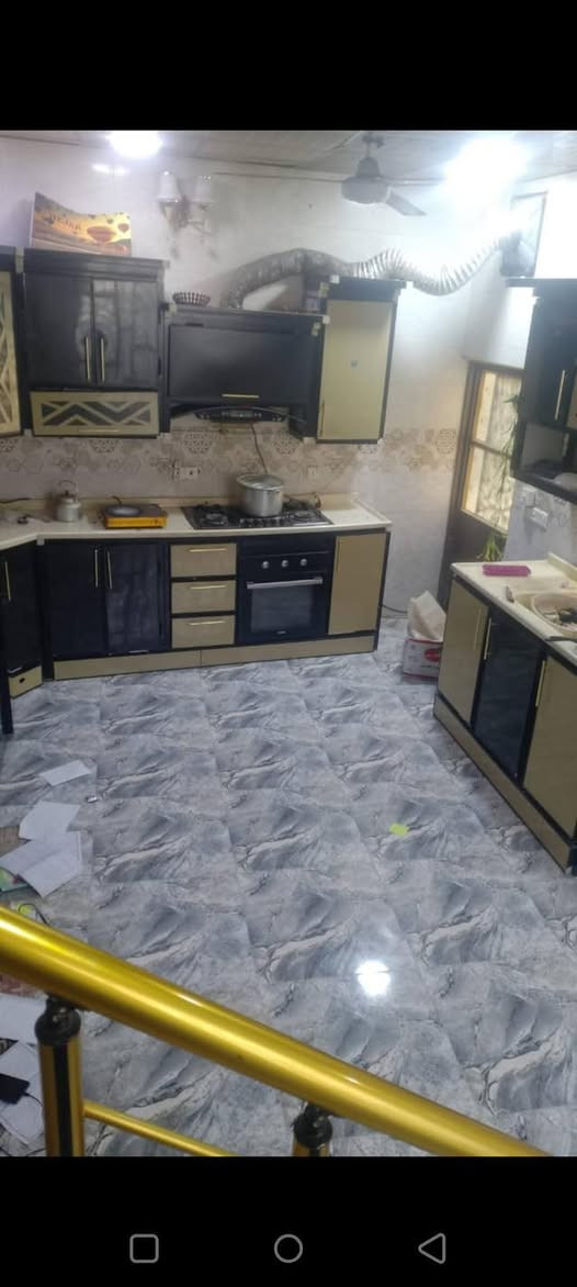 السلآم عليكم اسعد الله اوقاتكم احبتي الكرام يعلن مكتب عقارات النور الذهبي عن توفر لدينا بيت للبيع مساحه ١٠٠متر ١٠ في ١٠ مربع العقار طابو زراعي ابي الخصيب منطقه البهادريه من طريق الفوك محتويات البيت قرفتين نوم وصاله ومطبخ مفتوح على صاله قرفه فوك وديوانيه سعر ٦٢ مليون وبي مجال قليل البيت مجاريه على نهر(***********)
