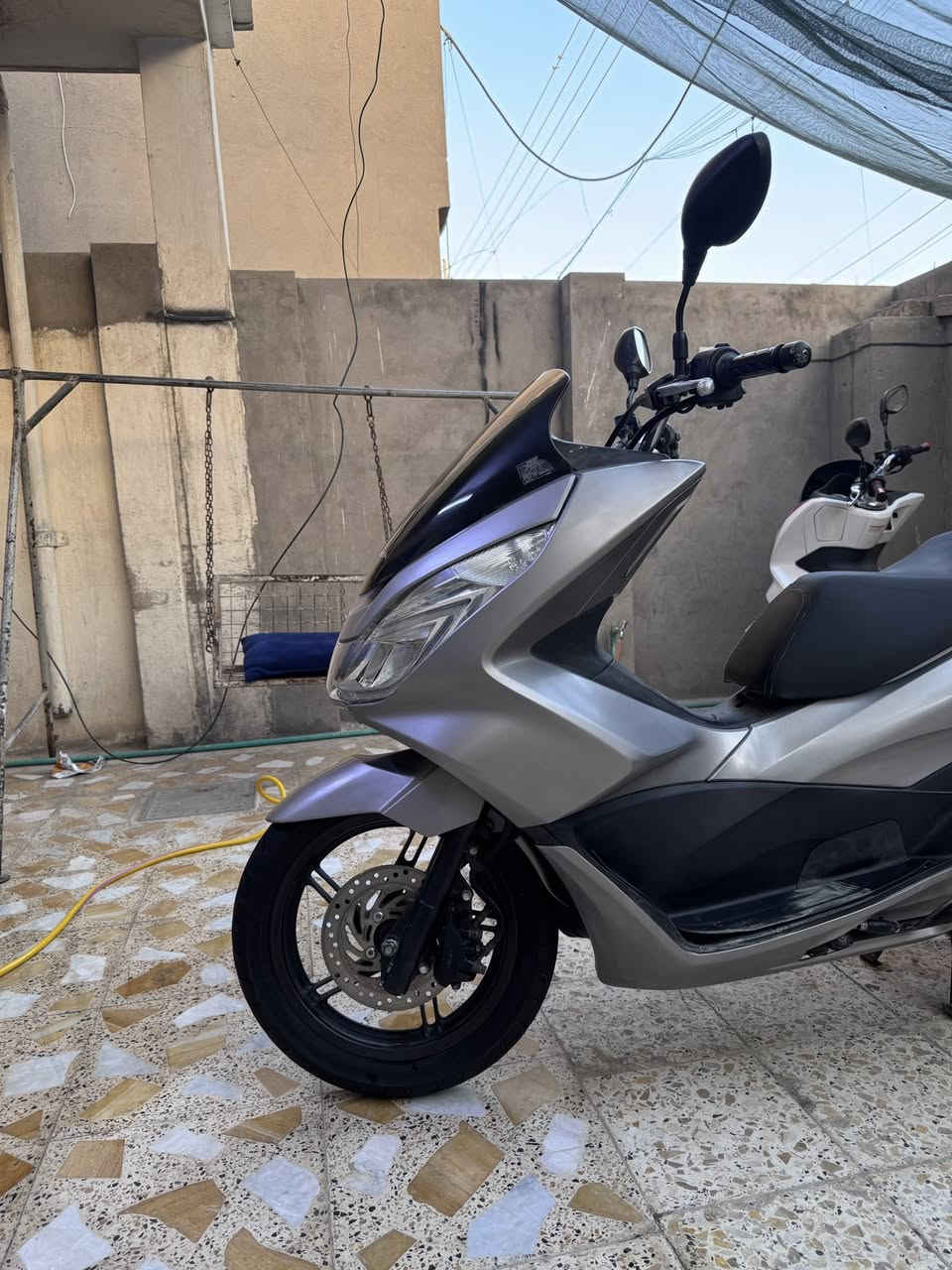 سلام عليكم PCX جيل الثاني ياباني 
نازله من بيت طارش صور مزاد موجوده 
صارلهة 4 اشهر من نازله كفاله الدراجه كفر ومكينه لوك
مكينه150✅
ماشيه27k✅
حساس ستان حساس ازدحام✅
المنفيس والكتلوكات والعدة هم وياها
السعر16ونص وبيه مجال حك الجيه مكاني الامين الثانيه
شراي اتصل ***********
