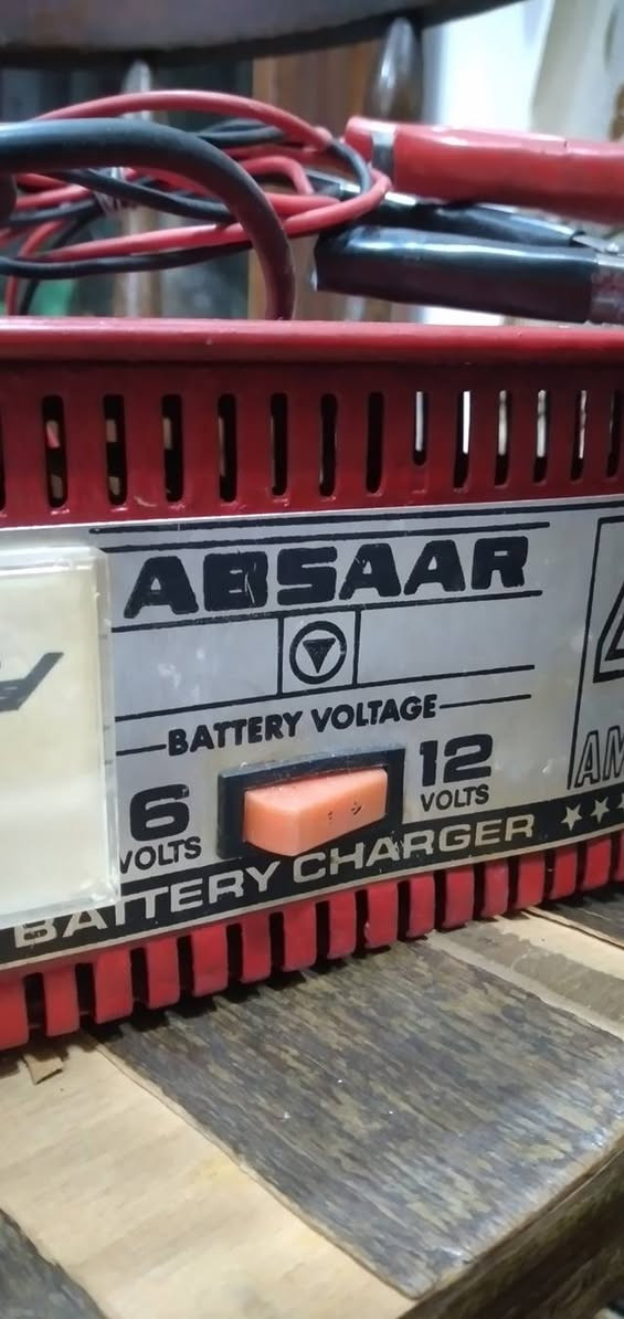 جهاز  شاحن بطاريات كلاسيكي من ماركة Absaar الألمانية العريقة، وهو من الأدوات المعروفة بصلابتها وطول عمرها 
​ الهوية والمنشأ
​العلامة التجارية: ABSAAR، وهي شركة ألمانية رائدة متخصصة في معدات شحن البطاريات منذ عقود.
​بلد الصنع "MADE IN WEST GERMANY" (صنع في ألمانيا الغربية)،  الجهاز تم إنتاجه قبل توحيد ألمانيا (قبل عام 1990)، وهو ما يؤكد جودته العالية وقيمته كقطعة "فينتج" (Vintage).
​ المواصفات التقنية
​القدرة: 4 AMP (4 أمبير)، وهو مخصص لشحن بطاريات السيارات الصغيرة، الدراجات النارية، أو البطاريات المنزلية التي لا تتطلب تيار شحن مرتفع جداً.
​الجهد (Voltage): يدعم نظامين للشحن:
​6 فولت: للبطاريات الصغيرة (مثل بطاريات كشافات الطوارئ القديمة أو بعض الدراجات).
​12 فولت: وهو الجهد القياسي لمعظم بطاريات السيارات الحديثة.
​يتم التحويل بينهما عبر المفتاح البرتقالي الموجود في المنتصف.
​ الواجهة والمكونات
​مقياس الأمبير (Ammeter): المقياس التناظري (الإبرة) على اليسار يوضح شدة تيار الشحن الفعلي. عند بدء الشحن، تتحرك الإبرة لليمين، ومع امتلاء البطارية، تعود تدريجياً نحو الصفر.
​مفتاح التشغيل: يوجد مفتاح أحمر على اليمين للتشغيل والإيقاف.
​فتحات التهوية: يحتوي الهيكل المعدني الأحمر على فتحات طولية في الأعلى والأسفل لتبريد المحول الداخلي (Transformer) أثناء العمل.
 الملحقات (الكابلات)
​كابل الكهرباء: الكابل الأسود الموصول بالقابس (الفيش) لتغذية الجهاز من تيار المنزل.
​ملاقط الشحن (Clamps): تظهر الملاقط باللونين الأحمر (للقطب الموجب +) والأسود (للقطب السالب -) لتوصيلهما بأقطاب البطارية.
​نصيحة للاستخدام الآمن:


**إذا كنت صاحب هذا الإعلان وتريد حذفه لأي سبب، رجاءا أرسل رسالة إلى الدعم الفني**