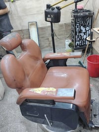 كراسي حلاقه فخم عدد 2 حجم كبير السعر 200 وبي مجال اخذته ب350 الواحد مك...