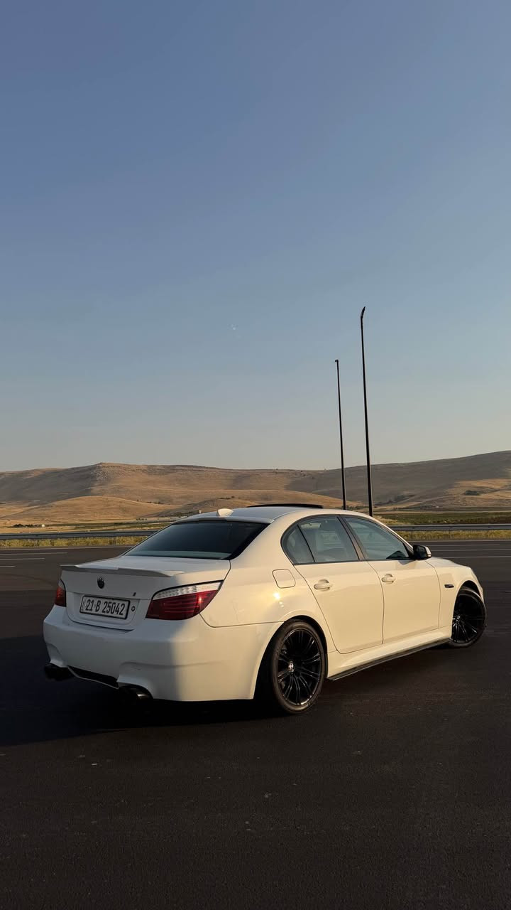BMW E60 530i M package 
***********
مۆدێل 2010 بە کاملی کراوە بە M5 مەکینەی 30 ی نۆزڵ کورت مەرغووب بێ بۆیاغ. مواسەفات فول فول ( سلایت - شاشە گەورە - پێنج پەردە - لایت لید و زینۆن و ناو ڕەش - گێڕ کوبرا + شەفتی سەرسوکان - بەگ لایت لید ناو سپی - ناو زەرد و کوشن جلد و کارەبای و خەزن و هیتەر - کروز کۆنتڕۆڵ - گێچی کراوە بە M5 300km - ویلی M بیلادی حەجمی 18 ی دوو سایز - سالۆنسای سپۆڕت - بەسمە و زۆر مواسەفاتی کەی تێدایە
بۆ نرخ پەیوەندی بکەن یا مەسج بنێرە 
لە سلێمانیم السليمانية, العراق
