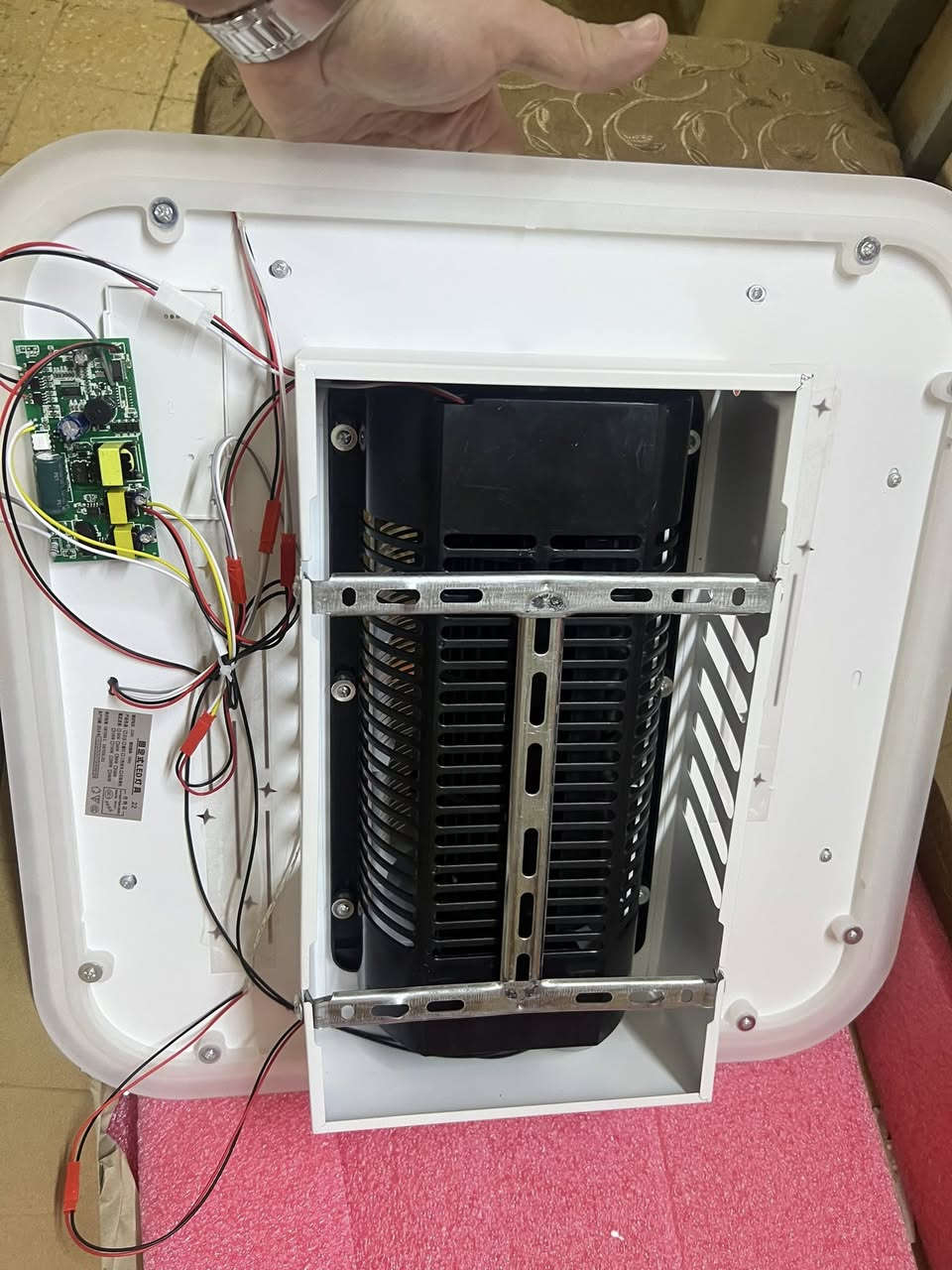 هذا المنتج عبارة عن مروحة سقف LED بتصميم عصري مدمج.
تجمع بين إضاءة LED بثلاثة ألوان مختلفة (أبيض، أصفر، دافئ) وجهاز تهوية في جهاز واحد.
تأتي مع ريموت كنترول للتحكم الكامل، مع إمكانية التحكم عبر التطبيق.
تحتوي على ملف نحاسي 100% لضمان كفاءة العمل.
تصميم أنيق ومسطح (لطش) مناسب للديكورات الحديثة.


**إذا كنت صاحب هذا الإعلان وتريد حذفه لأي سبب، رجاءا أرسل رسالة إلى الدعم الفني**