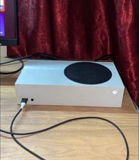 اكس بوكس سريس اس مستعمل نضيف جدا جدا السعر300الف  + شاشة معروفة بي موا...