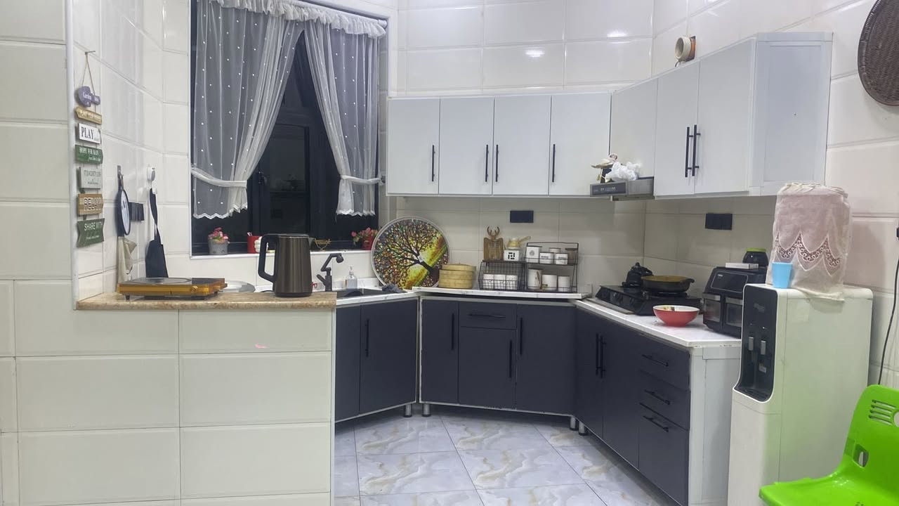 سلام عليكم بيت اللبيع
مساحه 120 
 الوجهه 10 نزال 12
غرف منام 3مطبخ صاله ستقبال صحيات 2

موقع البيت حي الكوفه قرب بانزيخانه الجديده اي ستفسار تصال ع رقم ***********
