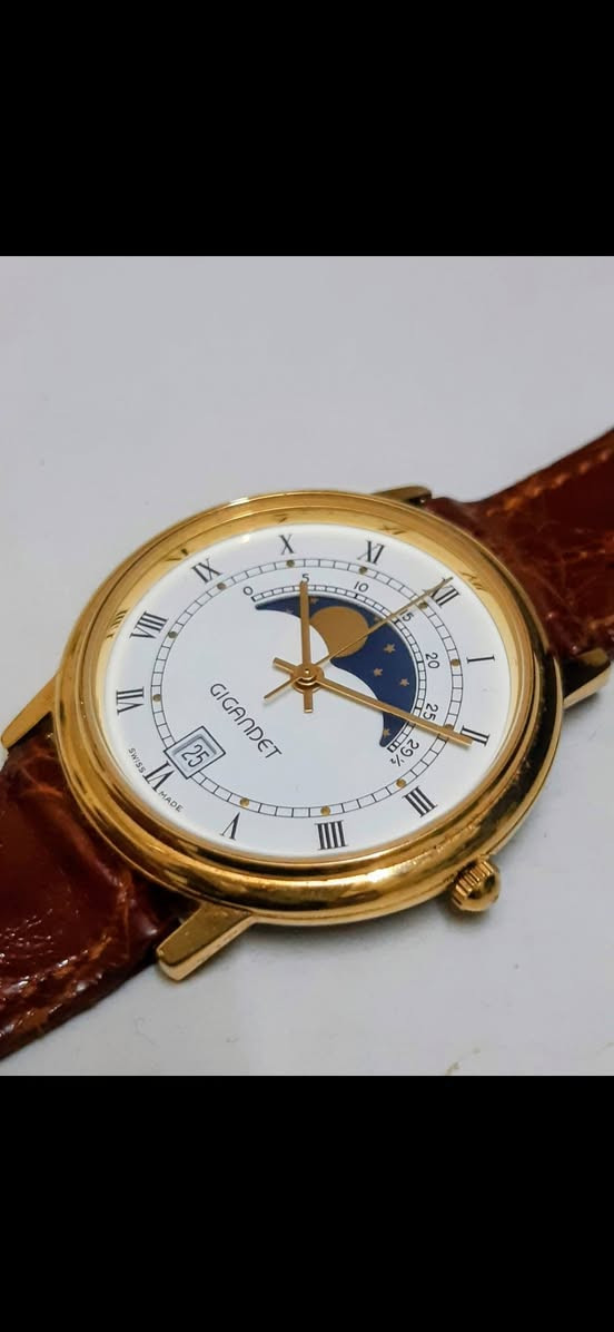 تحية طيبة
#Gigandet_moon_Phase_Vintage_1990 . 
إنتاج سويسري قديم فنتج كوارتز . تتميز بتعقيد  اطوار ومراحل القمر مون فيس أرقام روماني قطر 34mm ملم بدون الزمبلك .
النظافة تامة .
شحن وتوصيل لكافة المحافظات .


**إذا كنت صاحب هذا الإعلان وتريد حذفه لأي سبب، رجاءا أرسل رسالة إلى الدعم الفني**