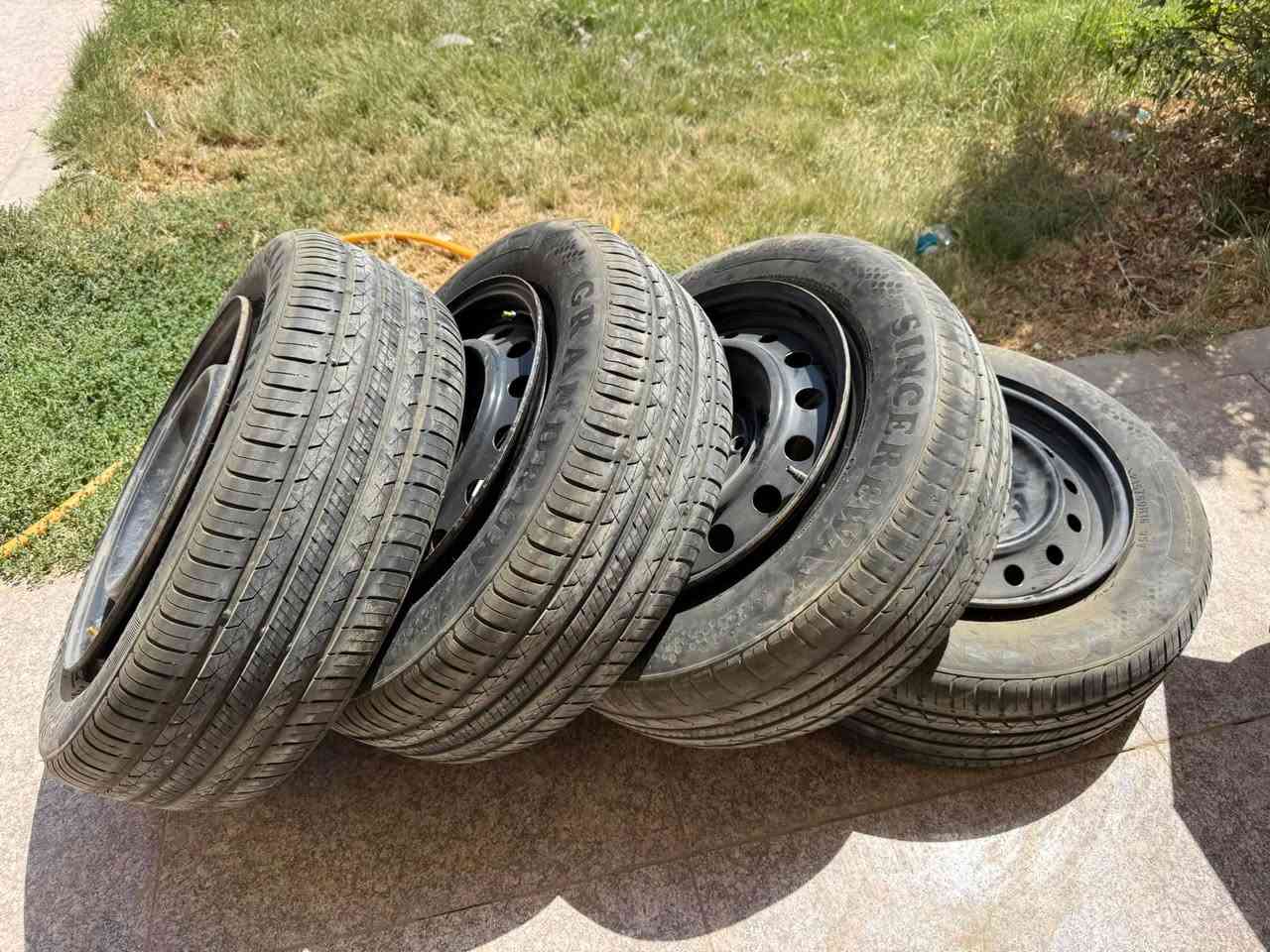 السلام عليكم  
للبيع ويل حجم ١٦ مال نيسان اصلي اجة وية سيارتي التيما فئة s و بعدين بدلتة نضافتة ١٠٠٪؜ ويا تخم تاير زوج نص عمر و زوج جديد مشيت عليه اسبوع نوعية ممتازة و كل الويلات مختومات نيسان اصلي مو تجاري 
مكاني حلة ***********
