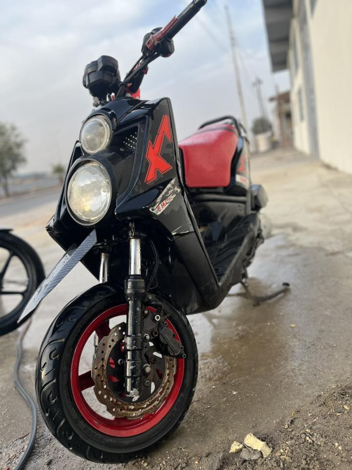 السلام عليكم للبيع سكنس جبلي بلاديه برغي مامفتوح بيها لامكينه ولاكلجات نكره سلف بكل وقت  زوج تايرات جدد كهربائيات كلها شغاله نقصها دسكات اماميه وقمجي مال صندوك فقط مكانها بغداد بوب الشام سعرها 800 الشراي يتصل ***********
