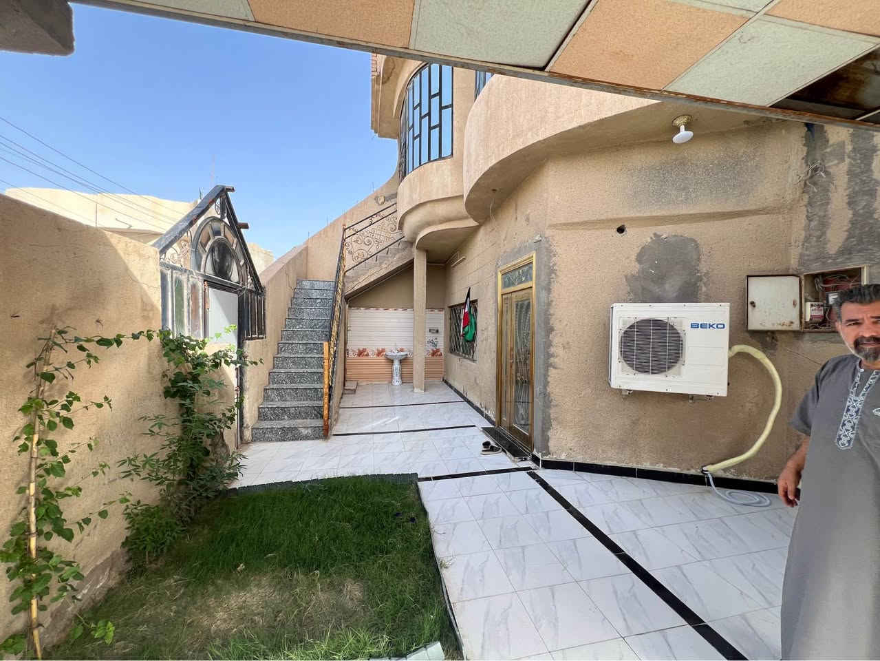 بيت للبيع الجزيرة لسربه يم محلات محمود شبر غرفتين وصاله ومطبخ وديوانيه وصحيات داخليه وخارجيه خريطه درجه اولى البيت  المساحه٢٧٥  متر  وبي فضله ٦٠ متر
السعر ١٦٠ وبي مجال
*********** البصرة, العراق
