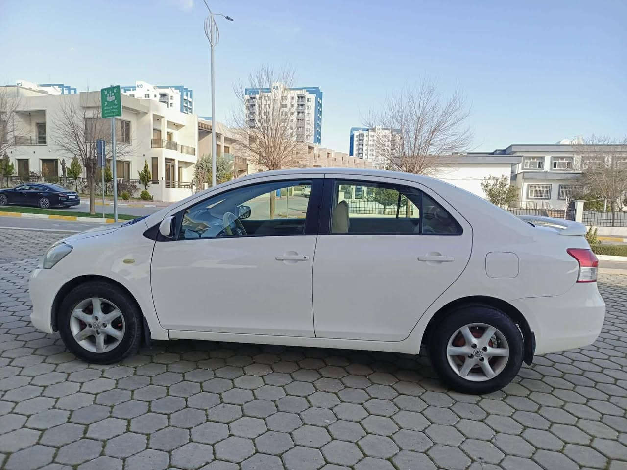 توێتا یارس مۆدێل2009
بێ لێدران،،بێ بۆیاغ،،،
ئۆتۆماتیک،،فول،A.B.S مواسەفات ،،ناوزەرد،،،،
تەبرید،،سارد،گەرم،،،
دەبڵ ئێرباگ،دەبڵ گێچ،،،
پێنج کەلە،بلاجیکتۆر،،
ویل کەپ،،باڵ،ئاوێنەکارەبا،،
(کارتی بەنزینی کرکوکی هەیە)،،،،
سعری 93 موعامەلە
***********
