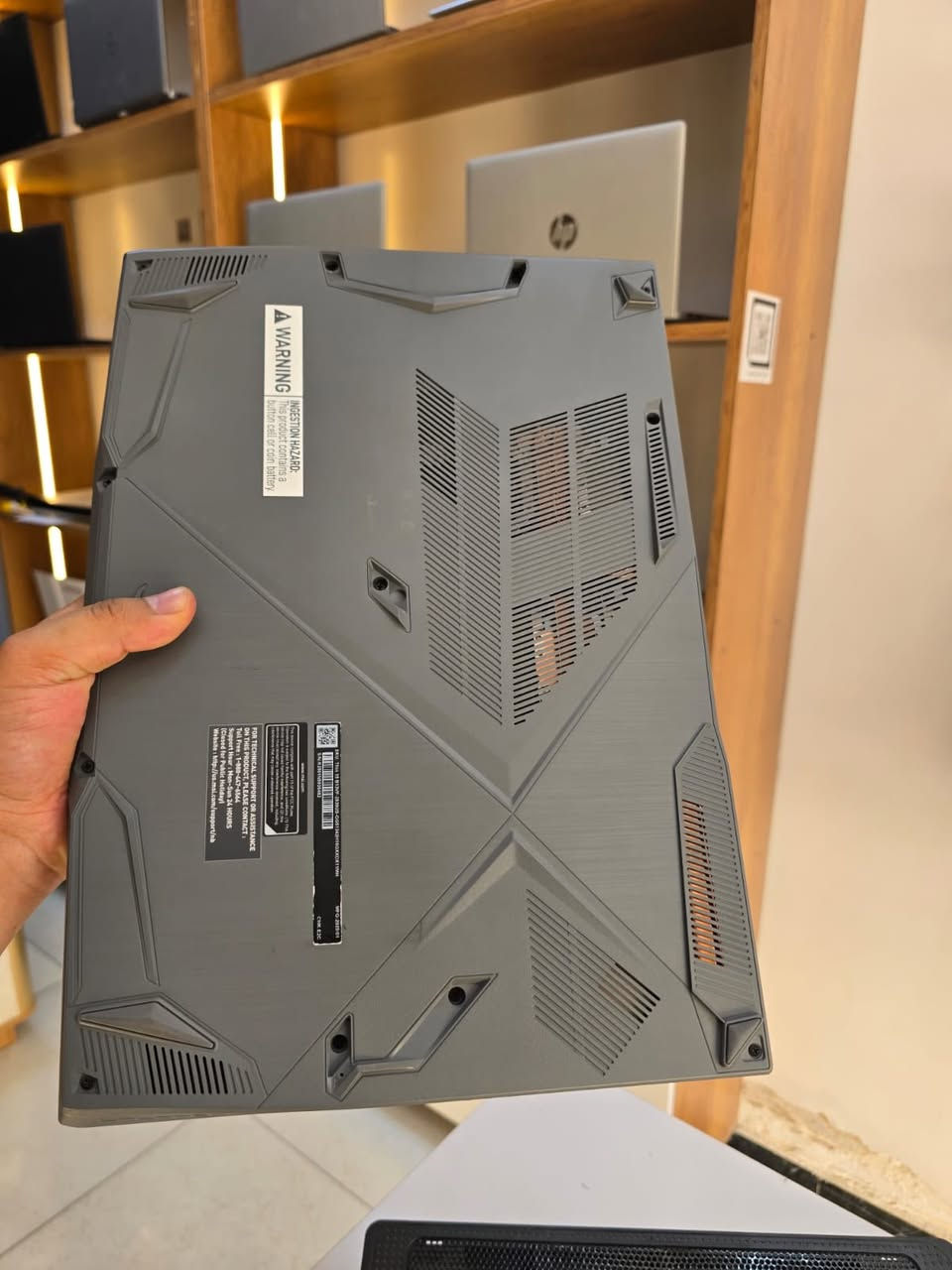 🔥 MSI Thin 15 B13VF Gaming Laptop
📌 الحالة:
• استخدام خفيف جداً
• نظافة 100% أخو الجديد
• صحة البطارية 99%
• بدون أي ملاحظات أو أعطال

💻 المواصفات:

✅ المعالج:
Intel Core i5-13420H (الجيل 13)
8 أنوية / 12 خيط معالجة
تردد يصل إلى 4.6GHz Turbo

✅ كارت الشاشة:
NVIDIA GeForce RTX 4060 Laptop GPU
ذاكرة 8GB GDDR6

✅ الشاشة:
15.6 إنج FHD IPS-Level
دقة 1920×1080
معدل تحديث 144Hz
Anti-Glare (مضادة للانعكاس)

✅ الرام:
16GB DDR4 3200MHz
قابلة للترقية حتى 64GB

✅ التخزين:
512GB NVMe PCIe Gen4 SSD

✅ الاتصالات:
Wi-Fi 6E
Bluetooth 5.3
LAN Gigabit

✅ المنافذ:
3× USB 3.2 Type-A
1× USB Type-C مع DisplayPort
HDMI 4K@30Hz
منفذ سماعة وميكروفون

✅ البطارية:
52.4Wh

✅ الوزن:
1.86 كغم

✅ الإضاءة:
كيبورد بإضاءة زرقاء Gaming Keyboard

🎮 مناسب للألعاب الحديثة، التصميم، المونتاج، الدراسة والبرامج الهندسية.

السعر: (  1,350,000 )
المكان: (الرصافة ويوجد توصيل لكافة المحافظات )


**إذا كنت صاحب هذا الإعلان وتريد حذفه لأي سبب، رجاءا أرسل رسالة إلى الدعم الفني**