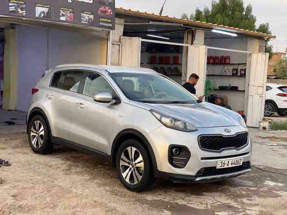 كيا سبورتج خليجي موديل ٢٠١٧ ماشيه ٨٧ الف السياره جديده كير ومحرك وحداديه وكهربائيات وتبريد كلها بلاد على وضع الشركة رقم قادسيه انكليزي باسمي مداور ثاني يوم بيها ملاحظه صغيره وهي وجود بارد أسفل الباب الخلفي الايسر الباقي مكفول من الضربة والصبغ للاستفسار المراسله او الاتصل على الرقم *********** آفاق
