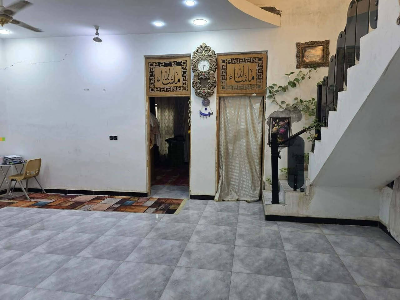 بيت للبيع حي حكيم شارع عميد جادر قرب سكله ابو حسن بناء حديث سنه 2024,كله طابوك كهرباء بوري نضام سبالت تقطير مساحه 220متر غرفتين نوم وصاله ومطبخ واستقبال  مرقم من بلديه مع محل بداخل بيت   الإتصال على الرقم ***********سعر خاص
