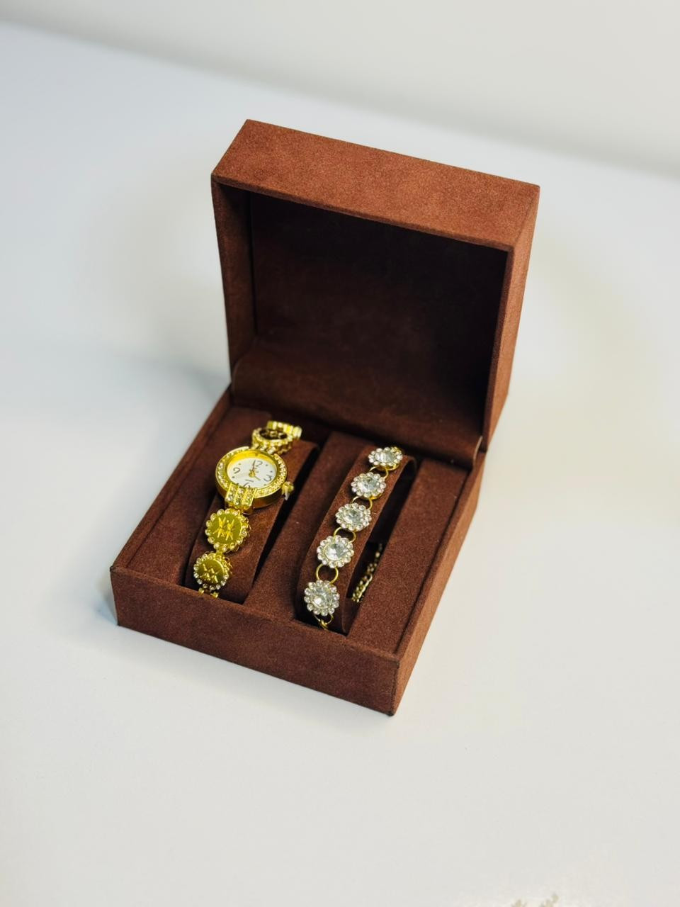 ساعة⌚ يد نسائية أنيقة بلون ذهبي مصممة. تأتي الساعة مع إسوارة متناسقة بنفس التصميم داخل علبة أنيقة، لتكون خيار مثالي للهدايا والمناسبات الخاصة. (سعر 10ألف)
توصيل مجاني جامعة المثنى.والرميثة


**إذا كنت صاحب هذا الإعلان وتريد حذفه لأي سبب، رجاءا أرسل رسالة إلى الدعم الفني**