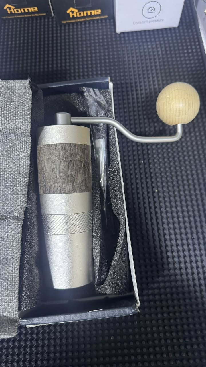 السلام عليكم
طاحونه يدويه ماركة
1Zpresso / Q2
جديده غير مستخدمه 
السعر 85 الف 
يوجد توصيل 
التواصل خاص


**إذا كنت صاحب هذا الإعلان وتريد حذفه لأي سبب، رجاءا أرسل رسالة إلى الدعم الفني**