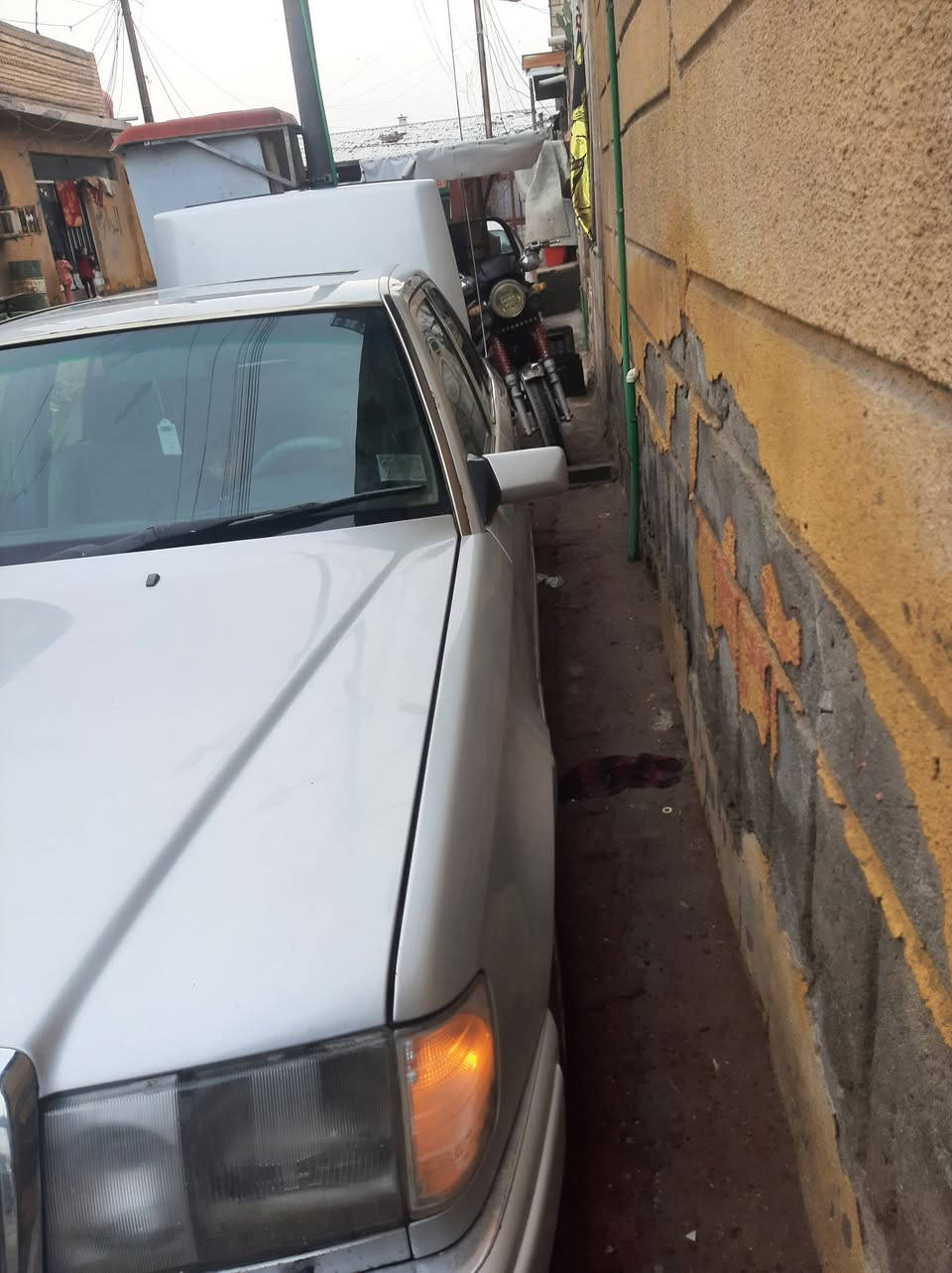 السلام عليكم 
مارسيدس دب للبيع موديل 92
رقمها انبار الإنكليزي 
السيارة مكانها بصرة  بأسمي
مكينتها بلاد العنكبوت
توجد ضربة بالهلال الخلفي واضح بالصورة 
للإستفسار الاتصال
 ***********
***********
