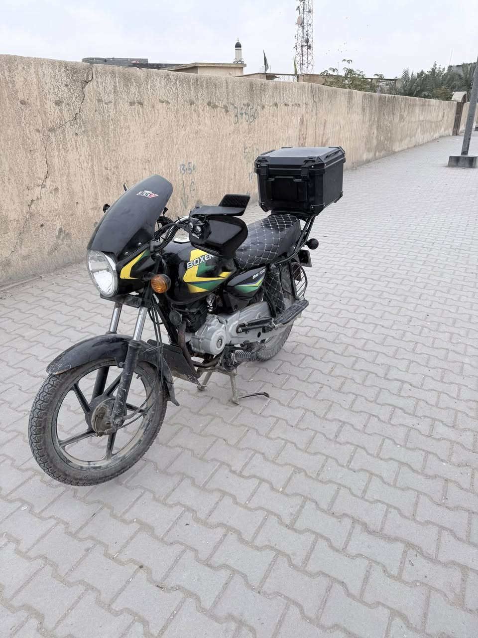 السلام عليكم دراجة بوكسر 2020 رقم انكليزي سنوية باسمي دراجة جاهزه من كلشي مكينة ما مفتوحة دراجة استخدام شخصي ماشية 25 الف حقيقي كهربائيات كلها شغالة سلف باتري كابريتر جديد ما متعوبة العنوان بصرة ابي الخصيب محيلة السعر مليونين وربع وبيها مجال حك الجية ***********
