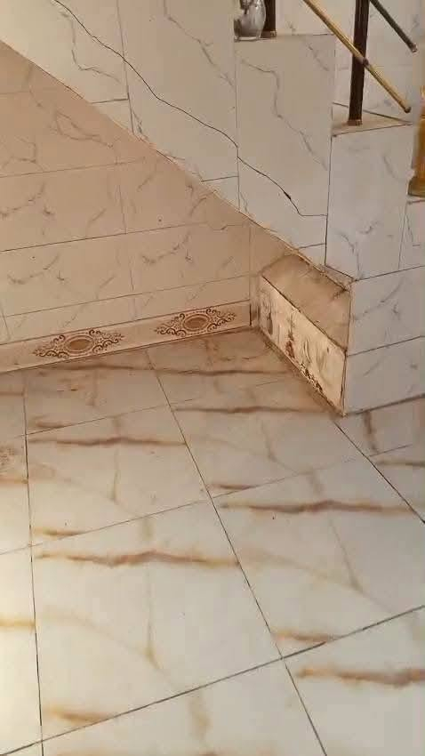 -بيت 50م الإيجار نضيف جداً بال حولي  شارع 30 ثاني قريب ساحه طابقين سيراميك البيت وتغليف ايجاره 200غرفتين وصالتين مطبخ وصحيات***********
