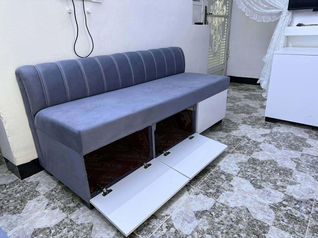 نجارة حسين 
قنفات للمطبخ أو هول
قاعدة باب
يستعمل كمخزن 
كركوك حي واسطي  شارع إذاعة الرشيد 
***********
