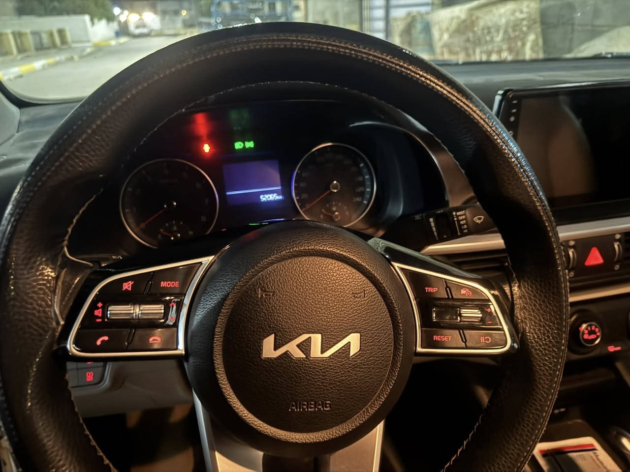 السلام عليكم كيا سيراتو للبيع موديل 2024 اربيل ماشيه 52 الف قابل للزياده نص فول السياره تبريد قطعتين داخل لونين معروفه مواصفاتهة شادلهة ويل كب +شاشه +كامره  تريد تحويل تريد وكاله السياره بيهة ملاحضات بسيطه موضح بلسونار صور السونار موجوده بلنشر السعر 180 وبيهة مجال اللأستفسار الاتصال على الأرقام التاليه 
***********
 ***********
