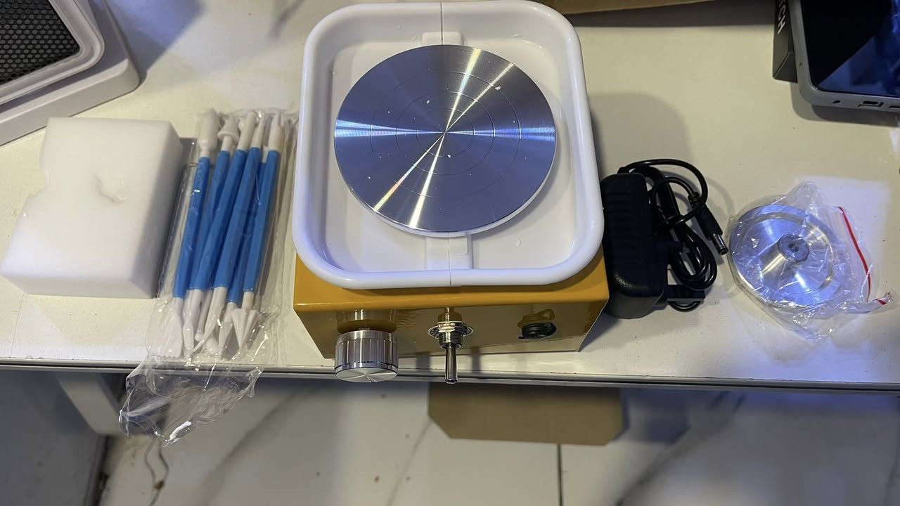 ماكينة فخار منزلية مصغرة (Mini Pottery Wheel) لمحبي الفن والأعمال اليدوية 🎨🏺

التفاصيل:
لعشاق النحت والأعمال اليدوية والتحفيات المصغرة، متوفرة الآن ماكينة صناعة الفخار والسيراميك بحجمها الصغير والعملي. مثالية للهواة، للأطفال لتنمية مهاراتهم، أو لصناعة قطع فنية مميزة بالبيت.
المميزات:
✅ التحكم بالسرعة: الماكينة بيها مفتاح (Knob) تگدر تتحكم من خلاله بسرعة الدوران حسب حاجتك.
✅ محرك قوي وهادئ: تشتغل بصوت ناصي ومنتظم حتى تركز بشغلك.
✅ ملحقات كاملة: يجي وياها طقم أدوات نحت (قلامة فنية) وإسفنجة للتنظيف وتشكيل الطين.
✅ تصميم معدني: الماكينة قوية والقرص الدوار مصنوع من الألمنيوم المقاوم للصدأ.
✅ سهلة الاستخدام: مجرد تربط المحول وتحدد السرعة وتبلش تبدع.
المحتويات الموجودة بالصندوق (مثل ما موضحة بالصورة):
1. جهاز الماكينة الرئيسي.
2. محول الكهرباء الأصلي.
3. طقم أدوات نحت وتشكيل (6 قطع).
4. إسفنجة خاصة للترطيب

سعر ٣٠ الف

توصيل موجود


**إذا كنت صاحب هذا الإعلان وتريد حذفه لأي سبب، رجاءا أرسل رسالة إلى الدعم الفني**