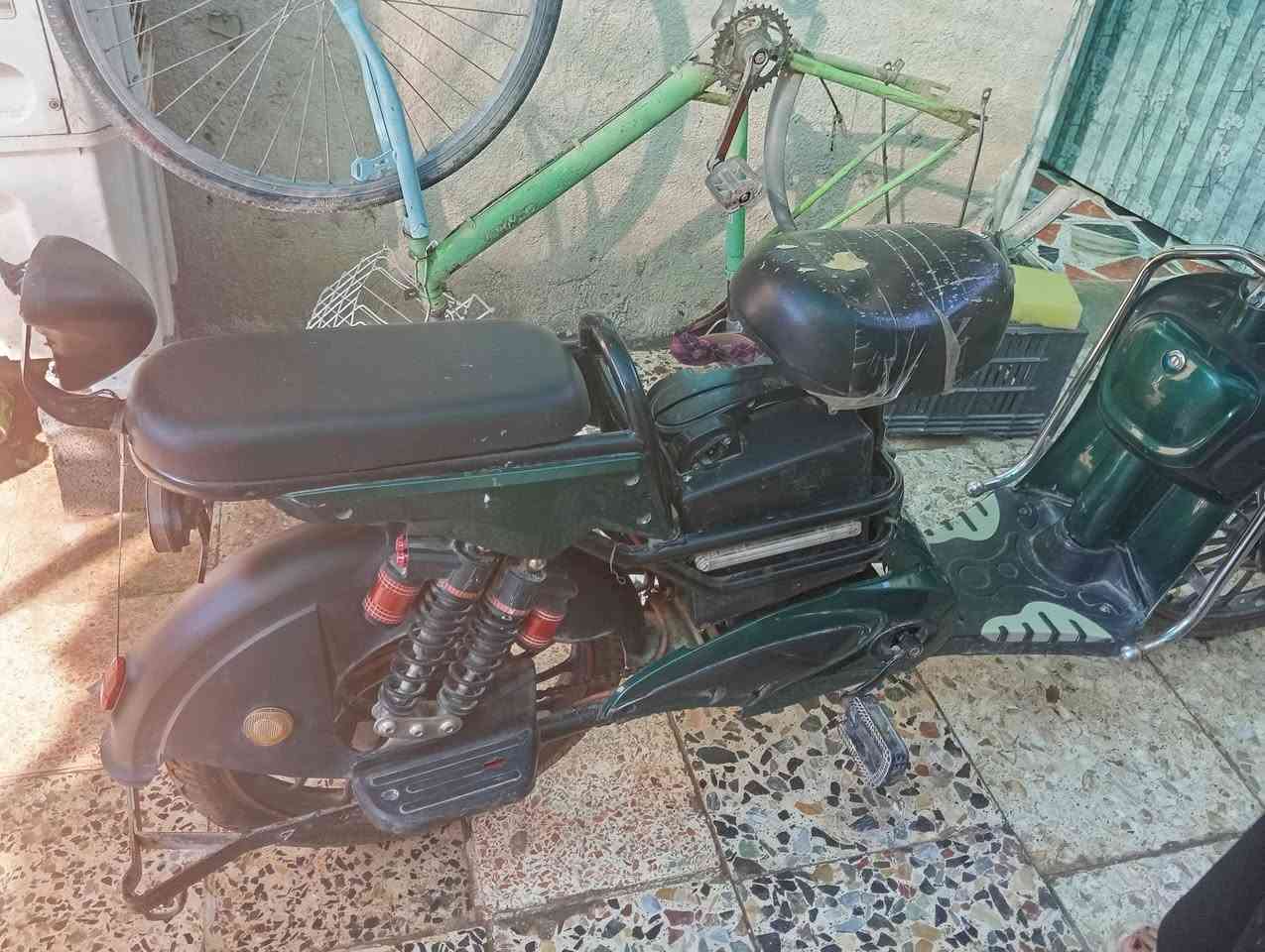السلام عليكم دارجة شحن للبيع نظيفة وشغالة المواصفات كهربائيات شغالة البطاريات الجدد لايت شغال سلة تايرات جدد عداد شغال السعر 250 وأبيها مجال الرقم *********** مكاني بغداد جكوك شارع قمر بني هاشم
