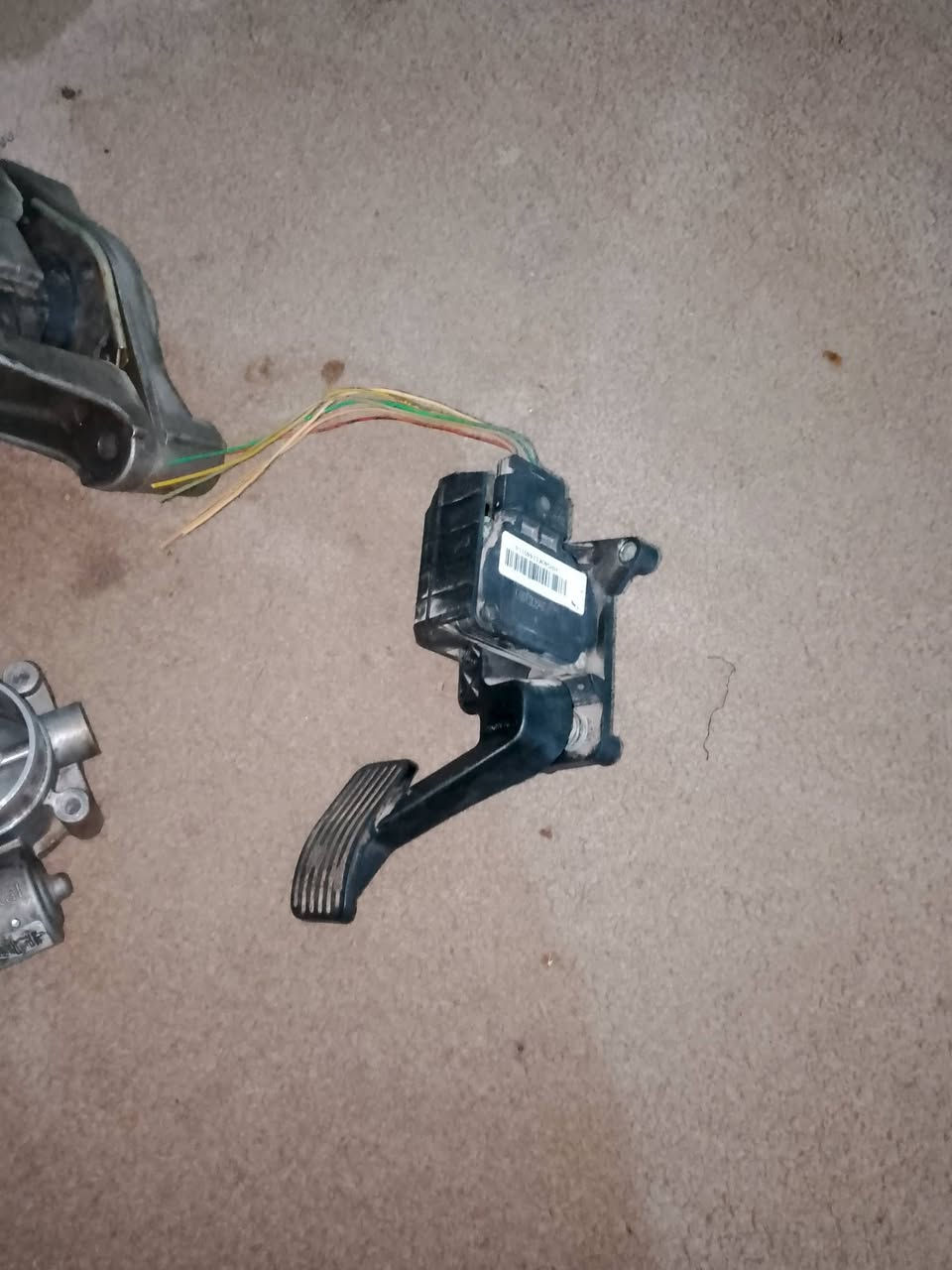 سلام عليكم شباب غراض مال سيارسمند موديل 18البيع غيم وخذ***********بي وتساب
