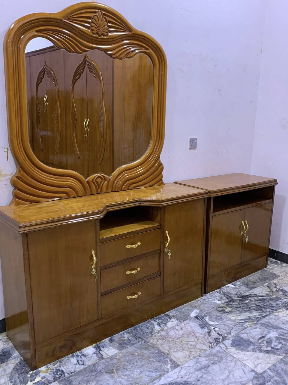 السلام عليكم ورحمة وبركاته من رخصت مدير محترم  الغرف عدد اثنين للبيع  صاج تفصال درجه اولى الله شاهد عل ايدي فصلتهن الغرف خشب 5 ملم ثكيلات جدا تكمه داخل وخارج صاج الضهر جرجوبه نضافتهن 100‎%‎ اي ضرار ماكو تخت جربايه صاج بلوك ثكيل السعر الغرفه سته ملحق 900 وتحتوي عل قاصه سريه ،،،،،،السعر الغرفه سته بيبان ملحقه داخلي يعني الارتفاع كنتور عالي مو ناصي السعر 800 ويضا تحتوي عل قاصه سريه رقم هاتف *********** بغداد مكلفه بالنشر اتصلو عل رقم فقط السبب البيع الانتقال الى امكان اخر بلا زحمه عليكم صعدو منشور بكلمه يالله
