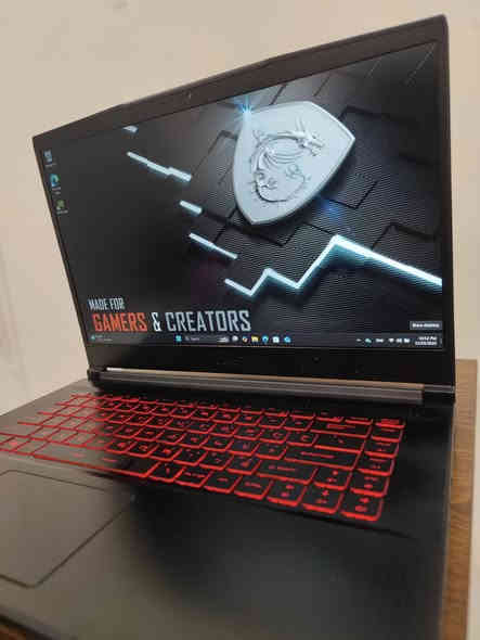 السلام عليكم شباب
لابتوب الكمينك - مصممين - مهندسين من Msi 
اللابتوب بالكارتونه كامل ملحقات شرق اوسط وكالة بدون خلل شغال ١٠٠% 
فقط بزاويه اليسار طخه بسيطه غير مؤثره موضحه بالصور
بمواصفات
شاشه حجم 15.6 انش نوع ips ENHANCELevel الوان 100%SRGB بمعدل تحديث 144HZ فريم
معالج خرافي من انتل
Core i-9850H فئه H للاداء الثقيل بعدد 16Cpu توربو حتى 4.75GHZ
كرت الشاشه المنفصل احترافي من انفيديا نوع
RTX 2060-6GB FULL.WATT 
صافي حجم 6GB بخواص الDLSS و تتبع الضوء 
رامات حجم 16GB قابل للتطوير
هارد 512 قابل للاضافه 
كيبورد احمر ضوئي معرب اصلي
بطاريه ثلث ساعه 
صوت من DOLPY ستيريو محيطي عالي 
نضام تبريد COOLER BOOST 5 بارد جدا تحت الضغط
اكيد قادر على تشغيل كافه الكيمنك الحديث 
وجميع برامج التصميم و الهندسيات 
السعر ٥٩٠ الف فقط و نهائي
بغداد ويوجد توصيل
تواصل***********
