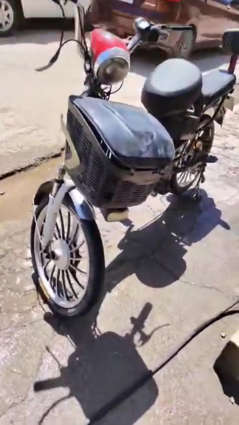 دراجة شحن 4 باتريات شغالة كلشي كامل بيها عداى باتريات تعبانه نسختين سويج بيها للبيع السعر 175 بيها مجال
رقم ***********

مكان بغداد الدورة

