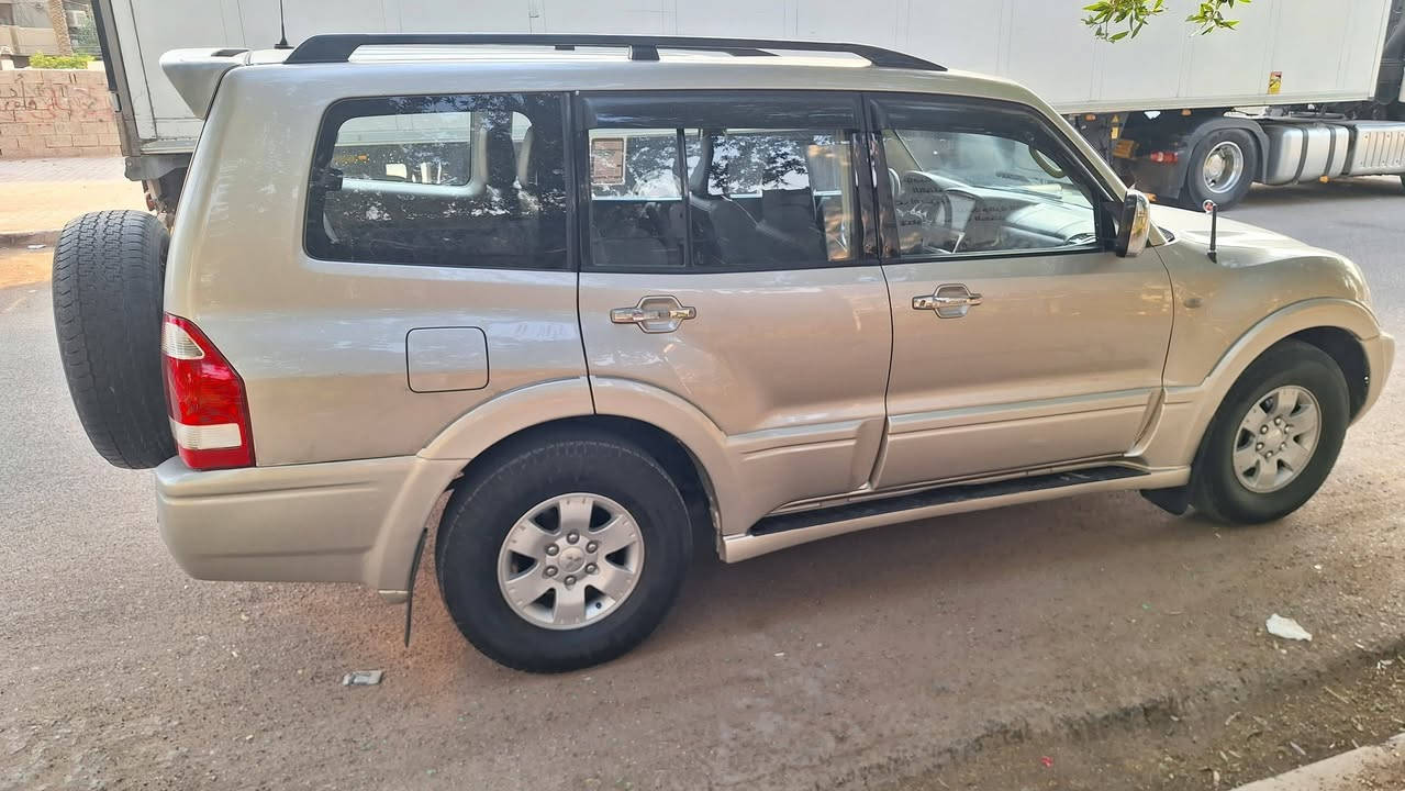 باجيرو 2005، خالية من الحوادث والصبغ، قطعت مسافة 210 آلاف كيلومتر.
(السعر 99  $) قابل للتفاوض بحدود بسيط : ***********.
المحرك سعة 3000 سي سي بحالة ممتازة.
ناقل الحركة ممتاز، ونظام الدفع الرباعي يعمل بكفاءة.
نظام التكييف ثلاثي المناطق، وكفاءة تبريد هذا الموديل معروفة.
الأنظمة الكهربائية تعمل بشكل ممتاز.
الفرش الداخلي من الجلد.
التطعيمات الداخلية من الخشب.
المرايا الجانبية كهربائية.
تتسع لسبعة ركاب.
عملية نقل الملكية تتم مباشرة باسم المشتري. الموقع: بغداد الجديدة.
نظام التعليق بحالة ممتازة.
سيتم تزويد المشتري بقطع غيار أصلية للصدر الأمامي والخلفي.
بالإضافة إلى مشط مقود كهدية للمشتري. بالتوفيق لمن يقتنيها.
