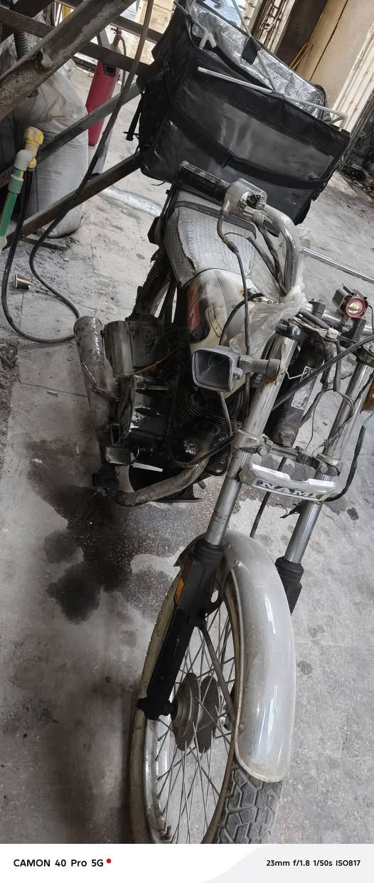 السلام عليكم ورحمة الله وبركاته دراجه للبيع ايراني
دراجه صار بيها حادث 
دراجه شغاله بس عوزها ترتيب هاي شوف عينك 
ماكينه وشاصي كل شي ما بيهن سعرها 150 قفل قفل ابيعكم حديد تجي وتفحص وتاخذ مكينه صافيه وتجيب فيتر وياك يشغلها او يفحصها عنوان بغداد العامريه هذا رقمي *********** متواجد واتساب فقط
