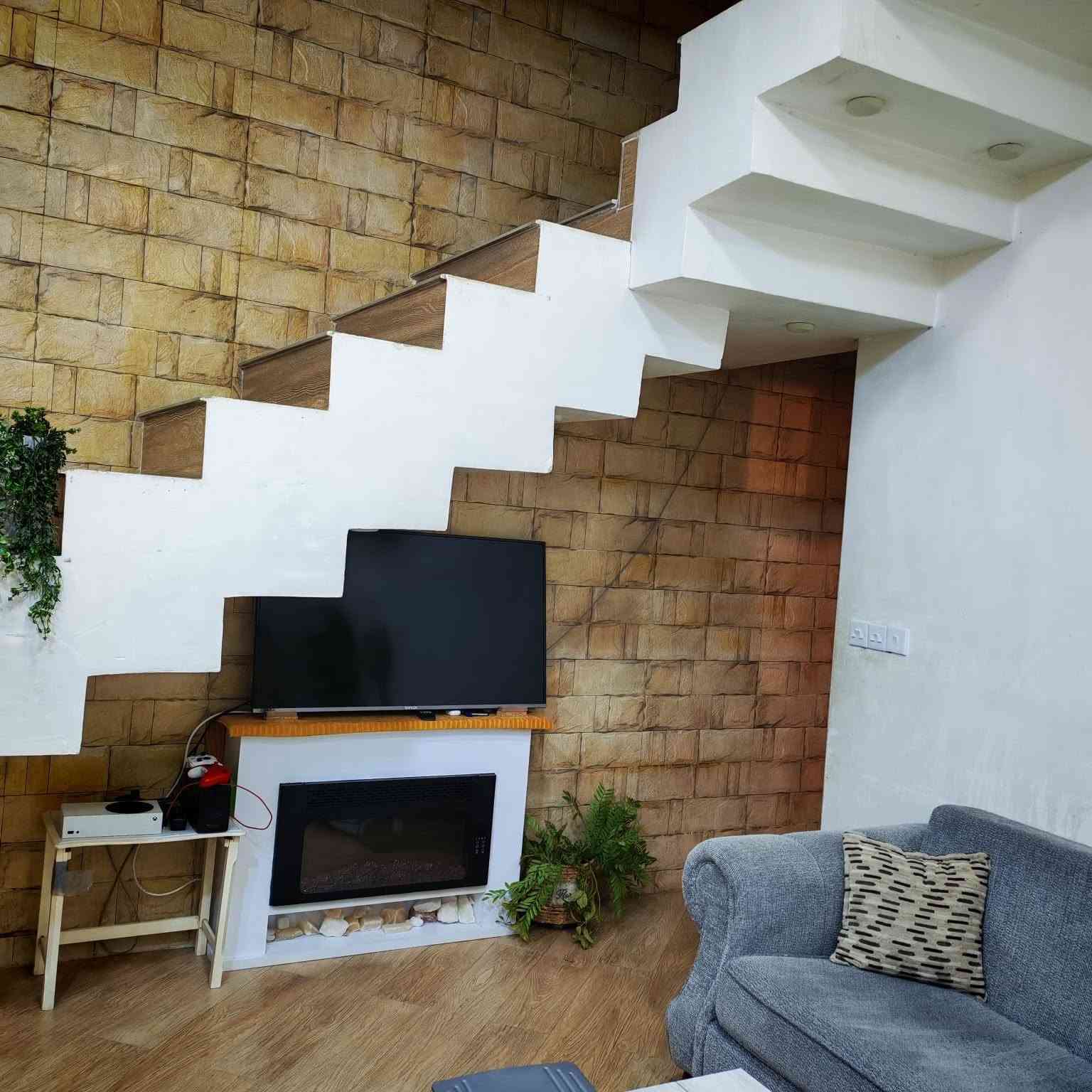 ⭕فرصة⭕الدار مطلوب قرض اسكان ‼️
🏡 دار سكنية حديثة "درجة أولى" للبيع في بغداد - البلديات ✨

فرصة لا تعوّض! بناء حديث (2021) وتصميم معماري مميز استغل كل شبر.

📍 العنوان والموقع:

 المدينة: بغداد - البلديات / منطقة المتميزين (موقع استراتيجي ومميز).

 الشارع: تقع الدار على شارع مرتب وعريض (بعرض 15 متر) وسط جيران محترمين.

 الخدمات المجاورة: قريبة جداً من السوق التجاري، والمول، والمدارس، والعيادات الطبية، والمصارف.

📐 المساحة والأبعاد:

 المساحة الكلية: 100 متر مربع.

 الأبعاد: الواجهة 5 متر | النزال 20 متر.

 السند: طابو ملك صرف (جاهز للتحويل الفوري).

🧱 تفاصيل ومواصفات الدار الداخلية:

 🛏️ عدد غرف النوم: 3 غرف نوم بنظام أجنحة مريحة (1 أرضي + 2 سويت علوي Suite).

 🛋️ صالة الاستقبال: صالة استقبال فخمة مع حمام ضيوف مستقل.

 🛋️ صالة المعيشة والجلوس: تشمل صالة معيشة (هول داخلي) بمساحة واسعة مريحة (4.5 × 5.5 متر) بالإضافة إلى صالة جلوس إضافية للعائلة.

 🔝 البيتونة: واسعة جداً بمساحة غرفة كاملة (5 × 4.5 متر).

⭐ مميزات إضافية وعامة للدار:

 بناء حديث وتستحق الوصف بـ "درجة أولى" من حيث المواد الإنشائية والتصميم.

 تشطيب نظيف جداً وجاهز للسكن الفوري.

 تصميم ذكي يوفر تهوية ممتازة وإضاءة طبيعية لكافة الغرف والصالات.

 الدار مناسبة جداً للعوائل التي تبحث عن الراحة والاستقرار.

💰 السعر والملاحظات المالية:

 السعر: السعر يُحدد عند الاتصال (اتصل للمزيد).

 ملاحظة: الدار مطلوب عليها قرض إسكان.

📞 للإستفسار والمعاينة المباشرة:

يرجى التواصل مباشرة مع المالك عبر الرقم:

***********
