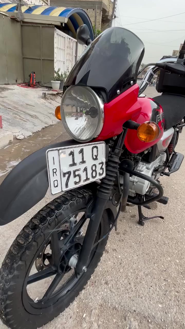 بسم الله الرحمن الرحيم
السلام عليكم 
دراجه بوكسر موديل ٢٣ استان دائري جاملغ طويل
دراجه مجفته صارلها ٣ ايام 
ممشاها ٧٧ الف كيلو متر 
النضافه واضحه بالصور محرك ناعم 
الدراجه عليها تعمير جديد 
زوج تايرات جدد
كابريتر جديد اصلي شركه
كلجات جديده اصلي شركه 
زنجيل ودشالي جدد اصلي شركه 
دراجه كامله مكمله ماعده الدبل الامامي 
رقم وسنويه 
عنواني الشعب قرب سوق ٤٠٠٠
***********
السعر ٢٢٥٠ والشراي يشلع عيوني
