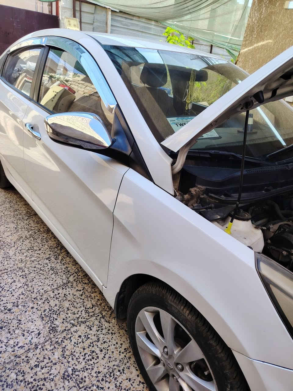 اكسنت ٢٠١٧  واردة خليجي سعرها ٨٥ بيه مجال حق جيه شي قليل  مابيه ضربه بس شخوط أثر طخات خفيفه  اتصال *********** صاحب سياره
