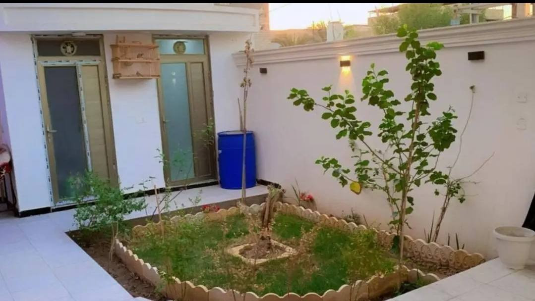 دار للبيع منطقة حي الاندلس قرب اسواق ليمونه  في شارع الجنينه  المساحه 205 واجهة البيت 10 مقابيل البيت حديقه خضراء
البيت بناء درجه اولى سنة 2024 شهر ال 8  يحتوي على كراج وحديقه وتواليت خارجي و استقبال كبير  وصاله  ومطبخ وغرفتين منام ومجمع صحيات داخلي ومناور 2 ومخزن صغير 
والطابق الثاني يحتوي على شقتين وغرفة منام 
الطابق الثالث يحتوي على مخزن كبير وسطح 
للاستفسار التواصل على الرقم 
***********
