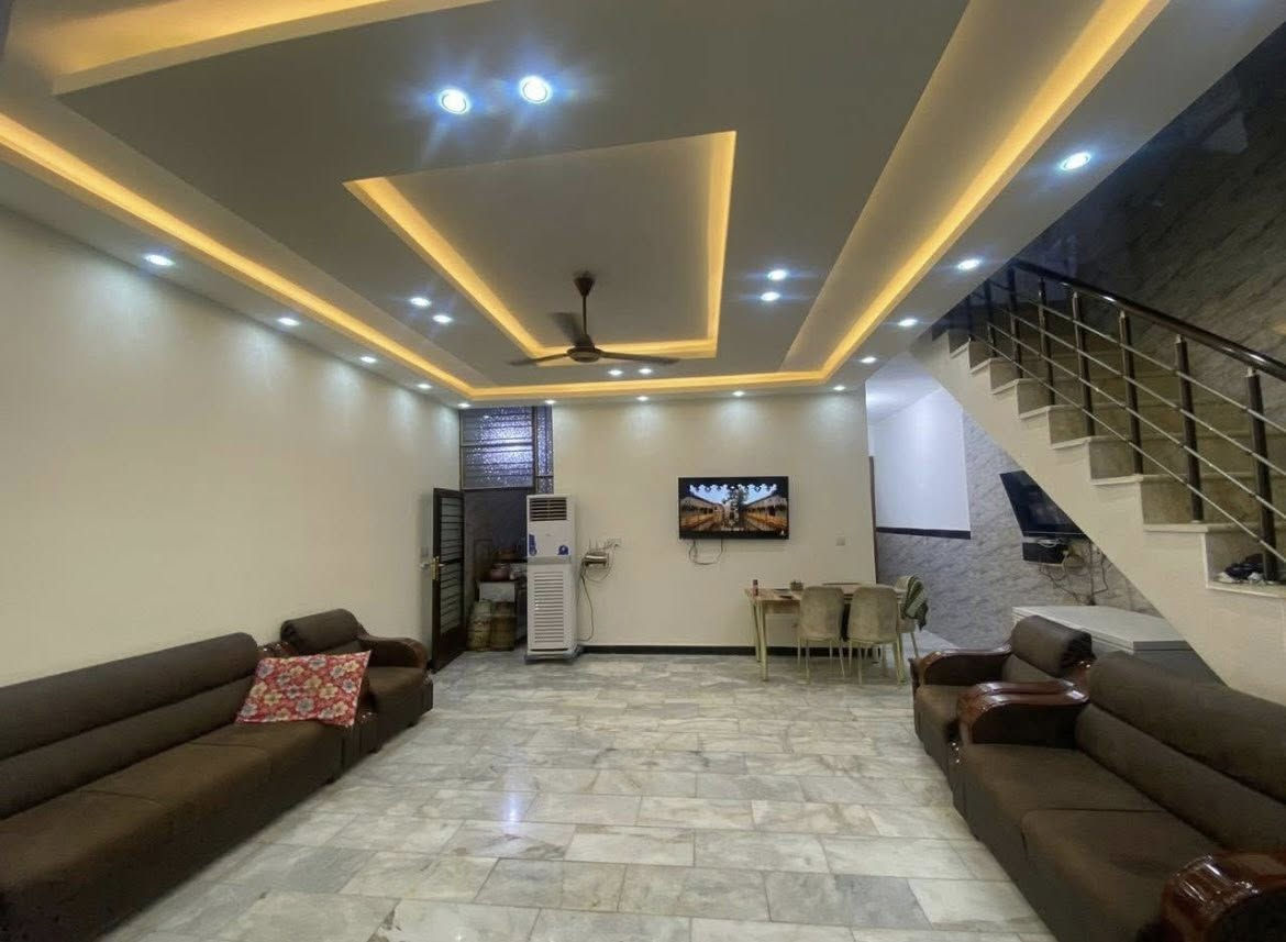 بيت للبيع🏠
المساحة 179م
الواجهة /6.5م 
النزال /27.5م
يتكون البيت من ثلاث طوابق
الطابق الأول استقبال كبير
مطبخين حار وبارد
صالة واسعة
 غرفة نوم  وخدمات صحية 

الطابق الثاني ثلاث غرف نوم مع خدمات صحية
الطابق الثالث غرفة نوم صالة كبيرة  وخدمات صحية

بناء حديث وموقع استراتيجي (موقع مميز وقريب من جميع الخدمات)
مناسب للسكن العائلي والاستثمار
 
الموقع في  حي سومر / الضباط شارع الحمام- الشارع العريض

للأستفسار 
***********
***********
