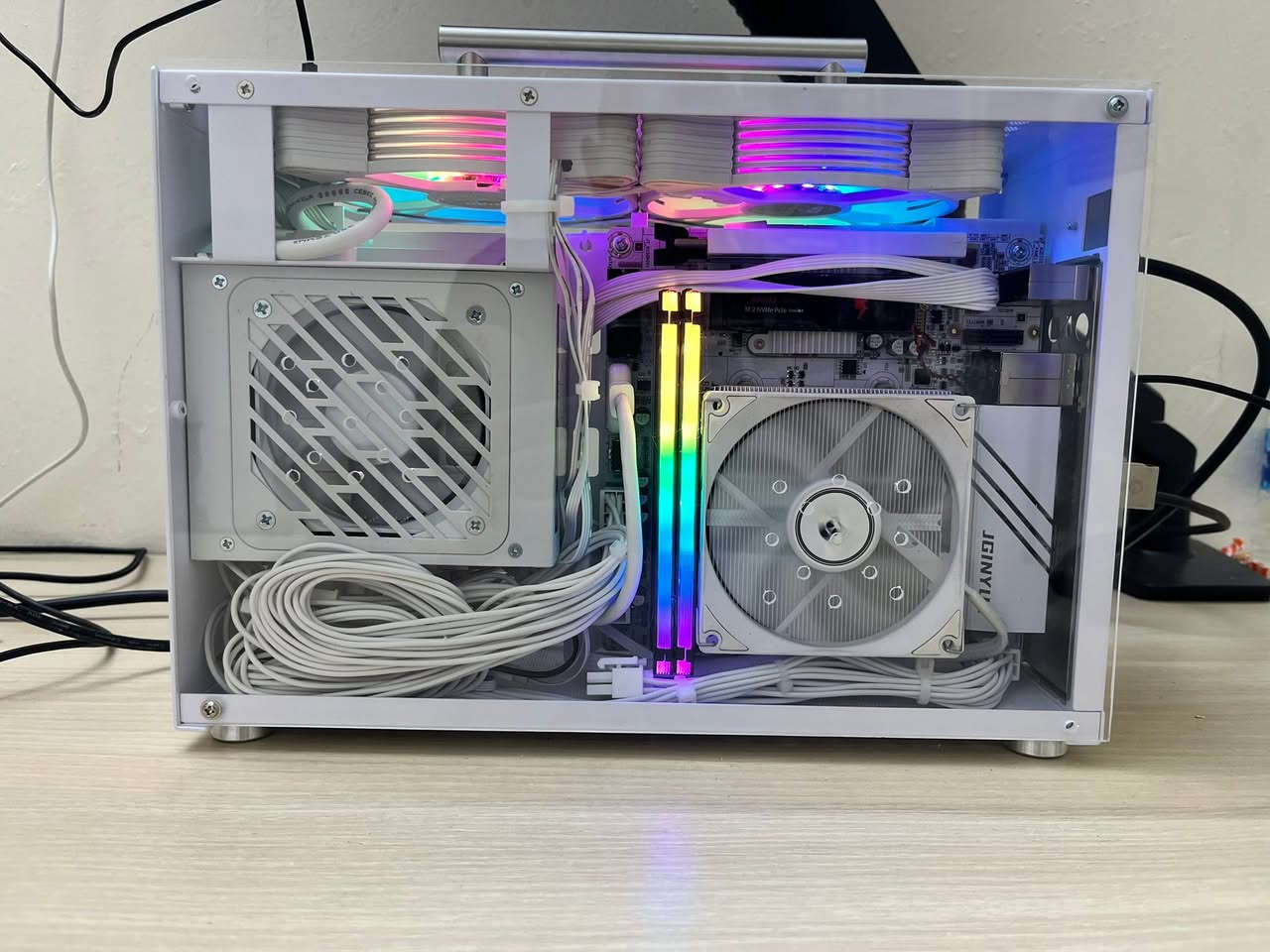 السلام عليكم 
رايزن 7/3700X
مذربورد B550 
رام 16 تردد 3600
هارد 1 تيرا M.2
بورسبلاي 550 واط 
الكيس مني يستقبل جميع كروت الشاشة بجميع احجامها  سهل التنقل 
السعر 575 الف 
بدون كرت شاشة قطع المني غالية


**إذا كنت صاحب هذا الإعلان وتريد حذفه لأي سبب، رجاءا أرسل رسالة إلى الدعم الفني**