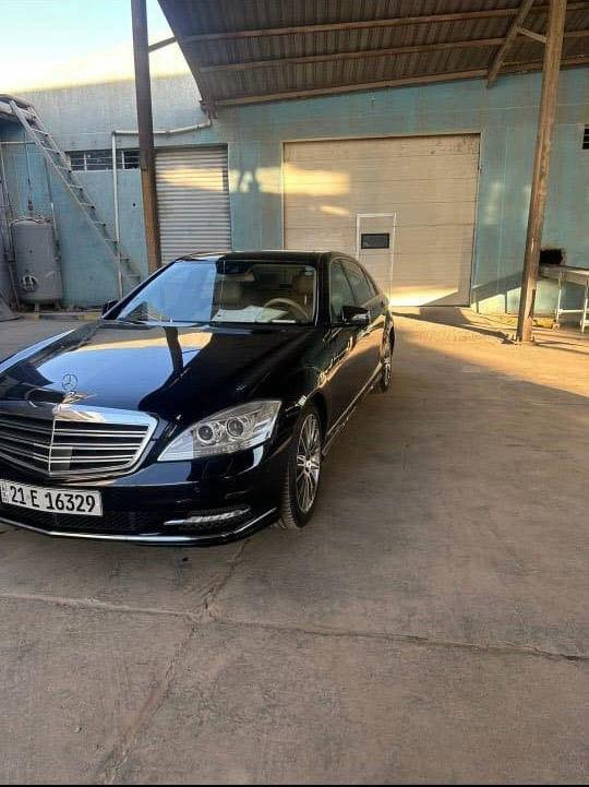 السلام عليكم شلونهم الجناية 
مارسدس s350 AMG 2011  رقم شمالي فول مواصفات  مواصفات : 
كاميرة خلفية ، تدفة تبريد مقاعد
بنورامة، مثبت سرعة ، التحكم تلقائي بدرجات الحرارة ، مصابيح اصلي شركة ، لوحة قيادة رقمية ، شاشة تدعم الاندرويد وء ابل كار بلي ، 
انارة محيطية ، حساسات امامي خلفي ، GPS,  مقاعد تدليك ، بردات ، نضام جكات هايدروليكي 

داخل عسلي صاج جوزي بيهة صبغ جاملغ خلفي وخشم الجاملغ الامامي الا يمن رايدها 175 ورقة وبيهة مجال وعادي للمراوس 

: رجائاً الخاص مغلق فقط اتصال *********** وبيه واتساب
