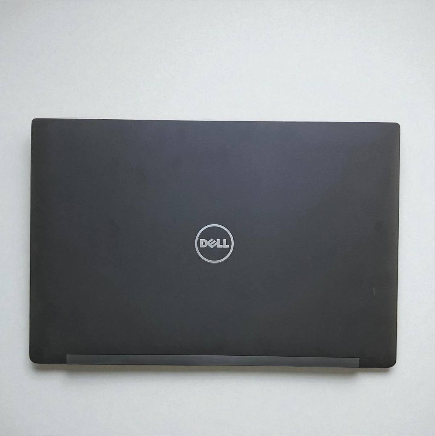 Dell Latitude 7480 | الخيار العملي والأنيق للطلاب والموظفين

يعد هذا الجهاز من فئة Business Class الراقية، وهو المفضل لدى طلاب الجامعات والأساتذة بفضل وزنه الخفيف وتصميمه النحيف الذي يسهل حمله في الحقيبة طوال اليوم. يوفر أداءً ممتازاً وسريعاً في فتح البرامج والملفات بفضل هارد الـ SSD، وهو مثالي لإنجاز البحوث، برامج الأوفيس (Word, Excel)، وتصفح الإنترنت المتعدد، كما يشغل الألعاب الخفيفة (Minecraft, Roblox) وبرامج التصميم الأساسية بسلاسة تامة.

 المواصفات التقنية:

المعالج: Intel Core i5 (الجيل السابع - فئة U الموفرة للطاقة).

الرام: 8GB DDR4 (أداء سريع ومستقر).

الهارد: 256GB SSD (إقلاع للنظام بلمح البصر).

الشاشة: 14 بوصة (وضوح عالي وحجم مثالي للتنقل).

الكيبورد: ستيكر (عربي/إنجليزي).

 الملحقات:

(حقيبة، شاحن أصلي، ماوس، ماوس باد).

 الضمان والخدمات:

فحص المواصفات والنظافة قبل الاستلام.

ضمان استبدال لمدة أسبوع كامل.

تنصيب ويندوز والبرامج الأساسية مجاناً.

 السعر: 235,000 دينار عراقي.

 الموقع: بغداد - الأمين الثانية.

 التوصيل: متوفر لجميع محافظات العراق.

 للحجز والاستفسار:

***********

***********
